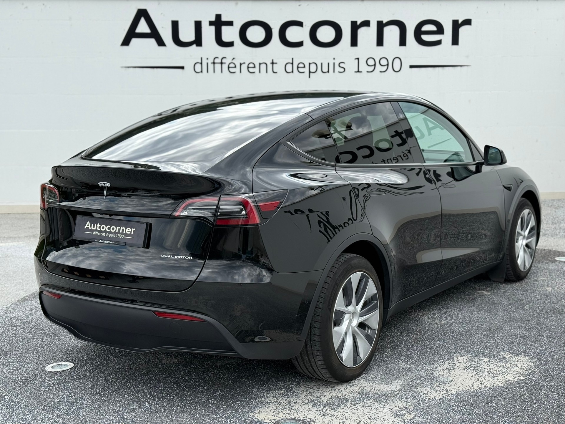 TESLA Model Y Long Range-showroom-element-3
