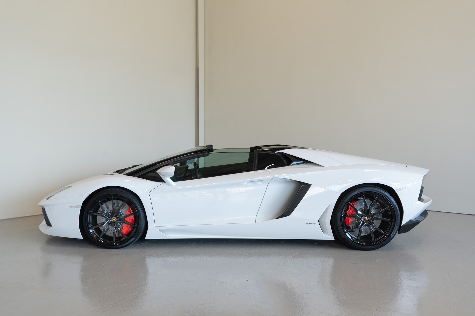 LAMBORGHINI Aventador LP700-4 Roadster E-Gear-showroom-element-3