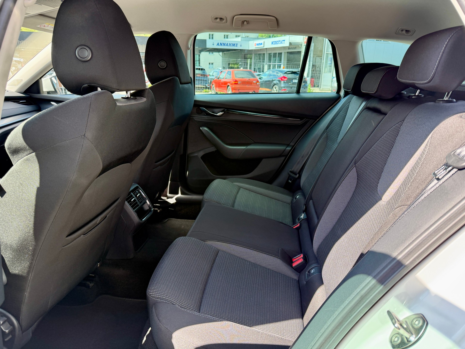 SKODA Octavia Combi 2.0 TDI DSG Ambition 4x4-image-6