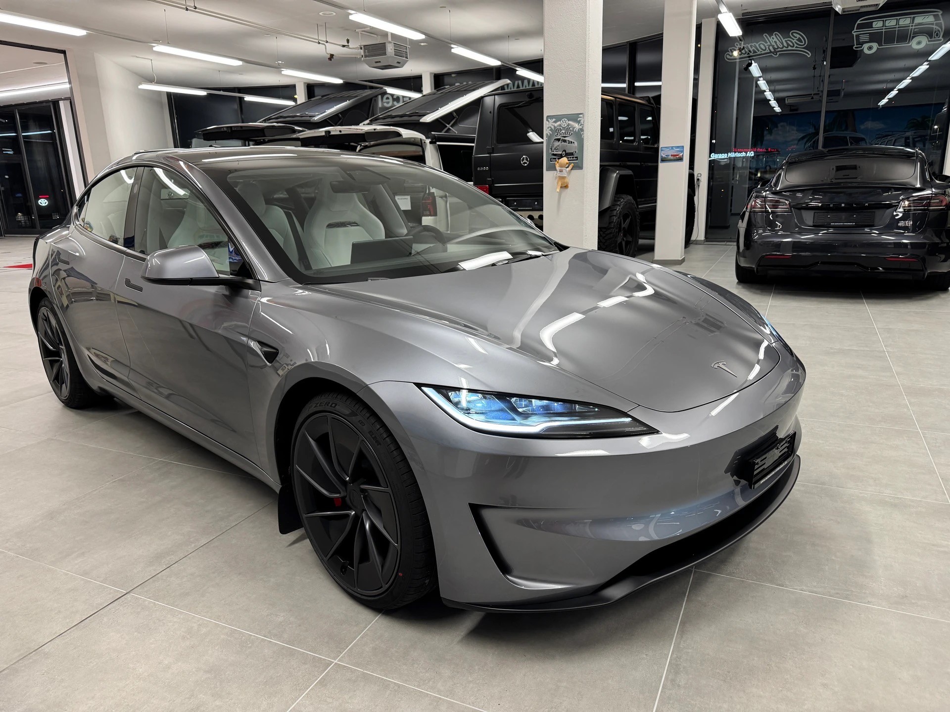 TESLA Model 3 Dual Motor 627PS Model 2025 Performance AWD White Sportsitze-showroom-element-3