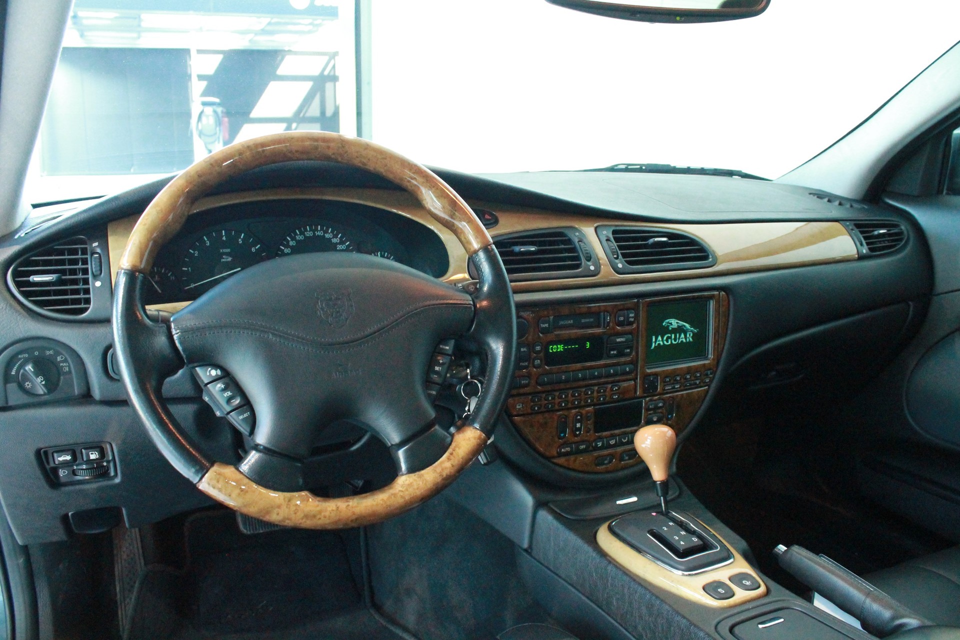 JAGUAR S-TYPE 4.0 V8-image-3
