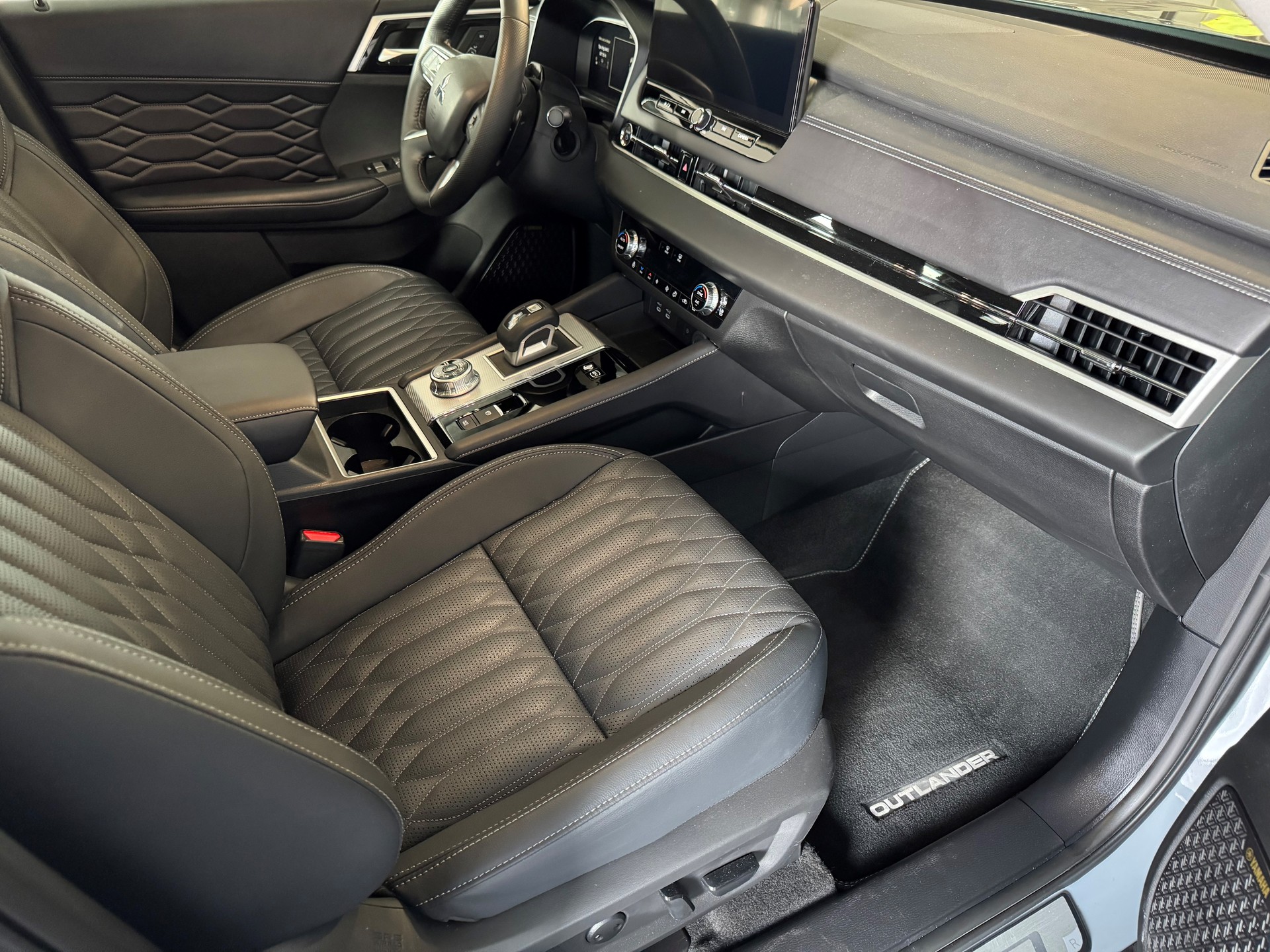 MITSUBISHI Outlander 2.4 PHEV Instyle 4x4-image-7