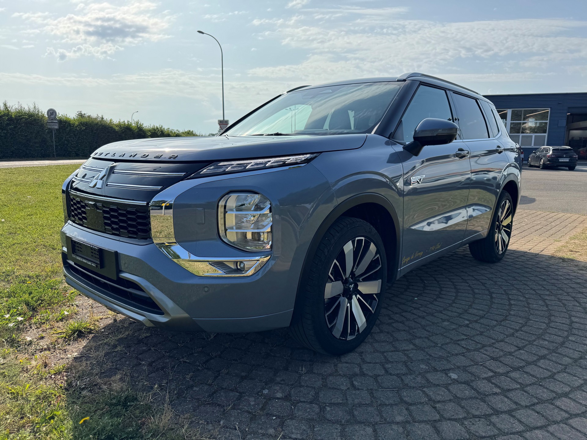 MITSUBISHI Outlander 2.4 PHEV Instyle 4x4-image-0