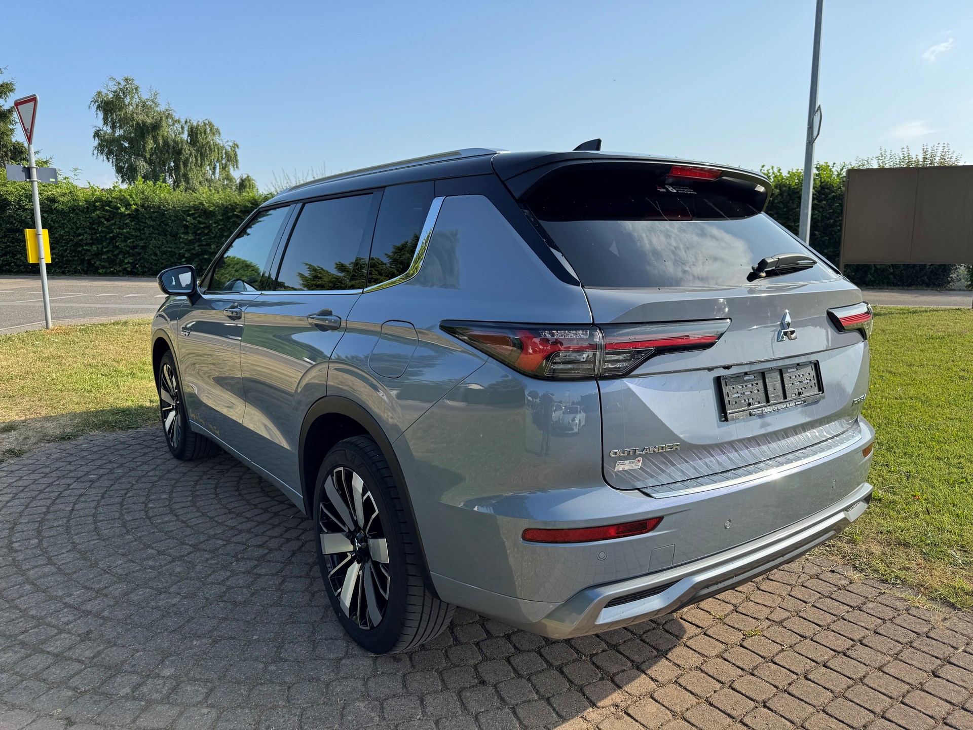 MITSUBISHI Outlander 2.4 PHEV Instyle 4x4-image-3