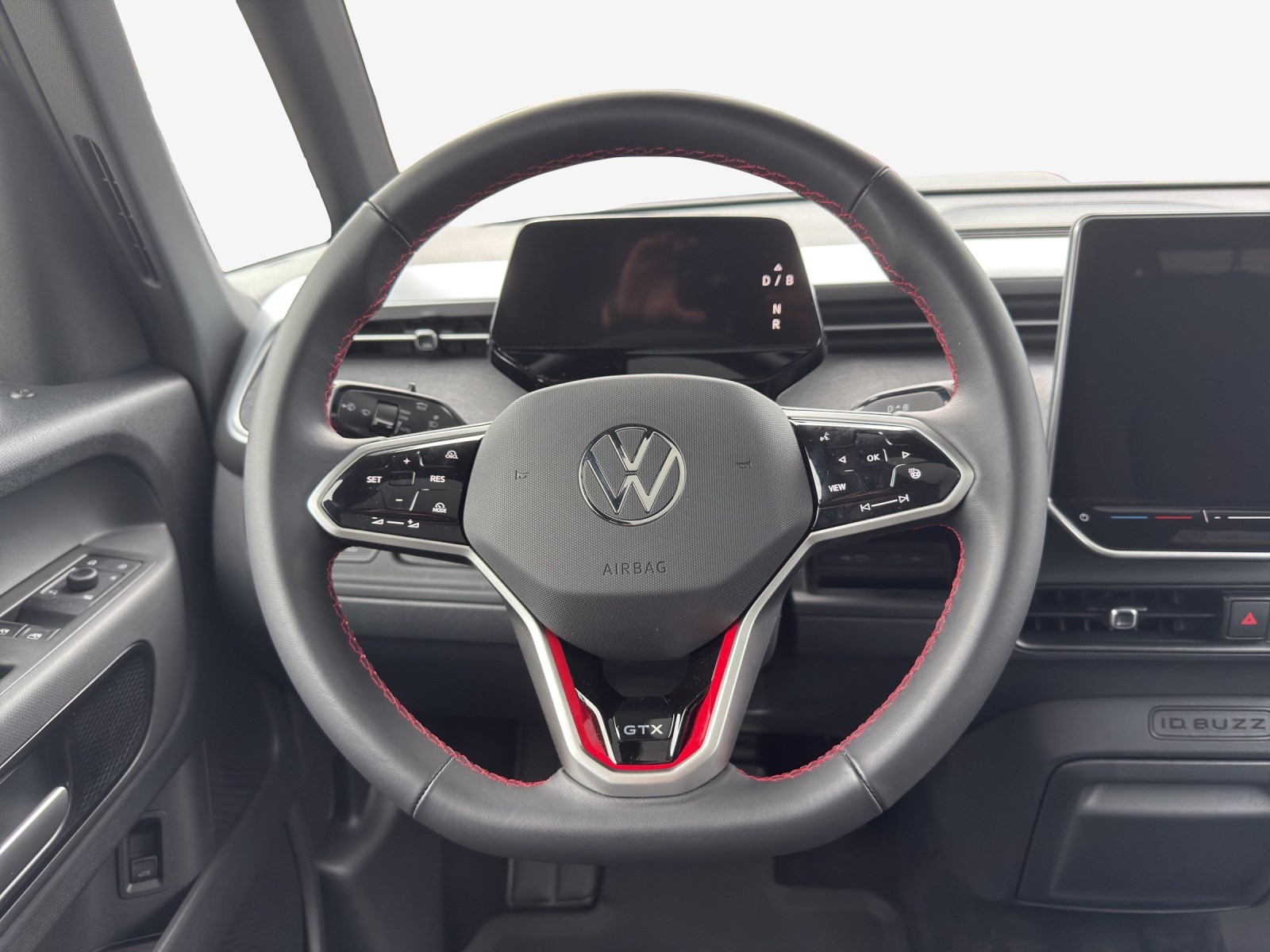 VW ID.Buzz LWB GTX 4 Motion-image-9