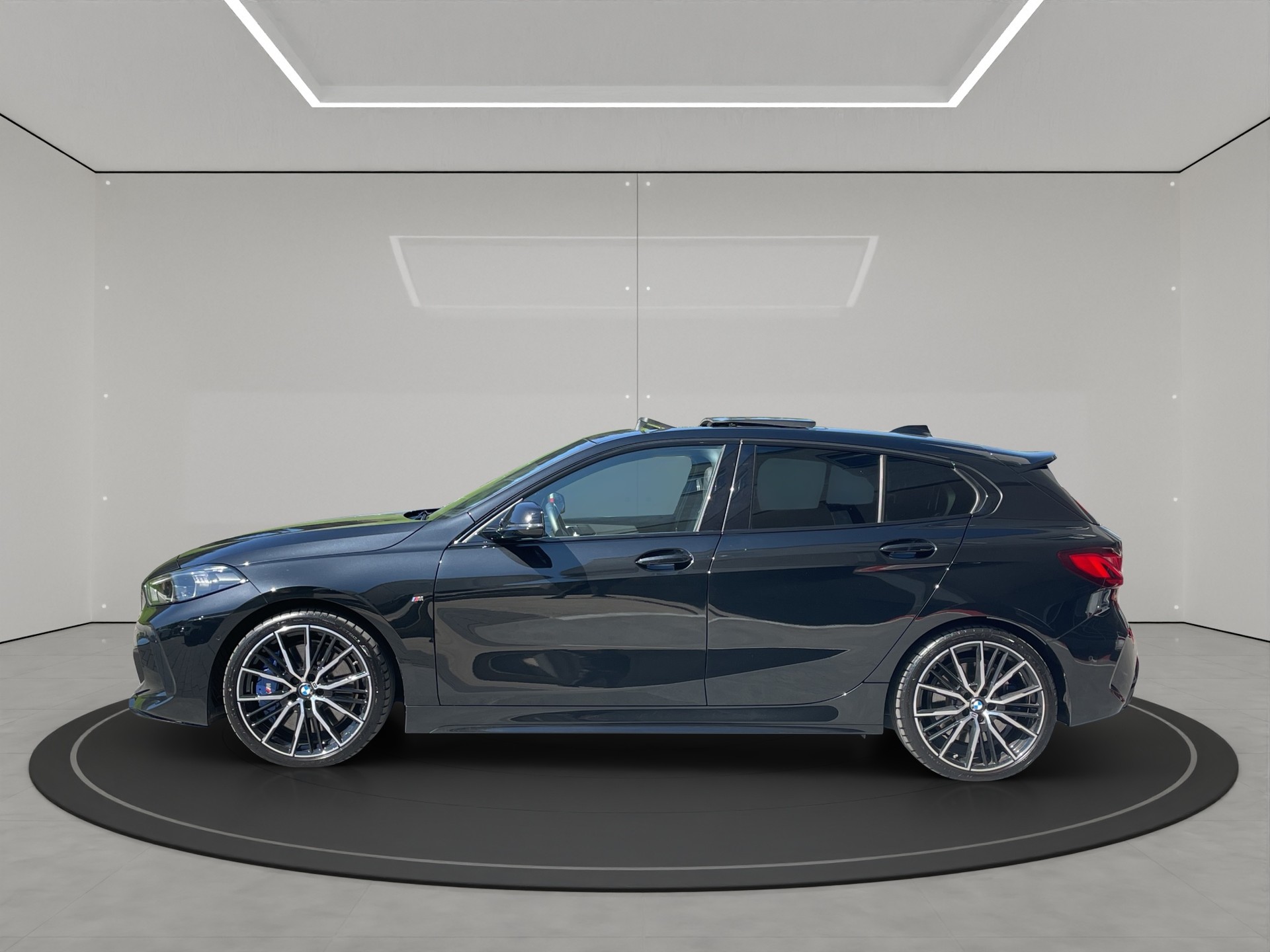 BMW M135i xDrive Steptronic-showroom-element-1