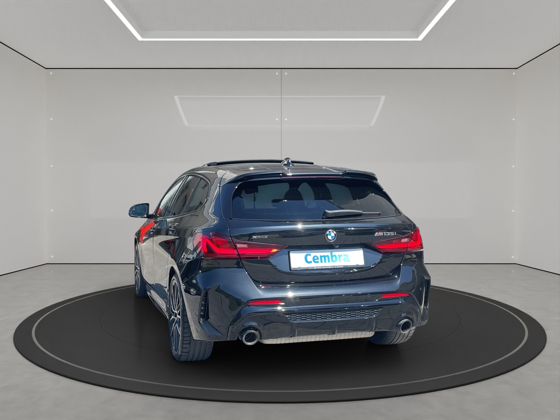BMW M135i xDrive Steptronic-showroom-element-2