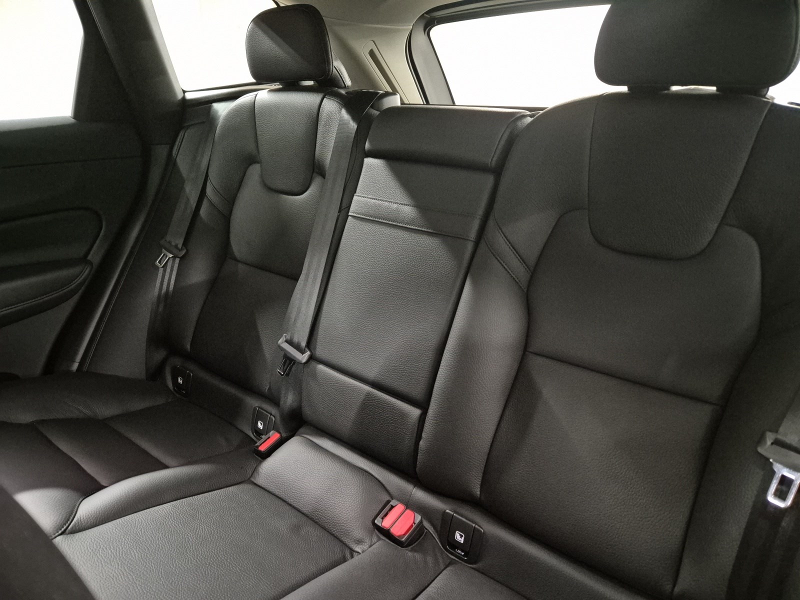 VOLVO XC60 2.0 B5 MH Inscription AWD-image-14