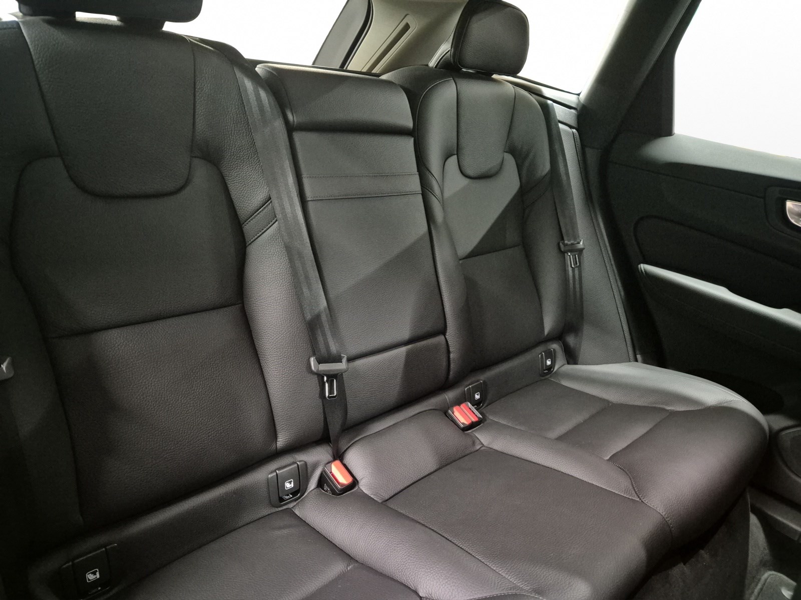 VOLVO XC60 2.0 B5 MH Inscription AWD-image-15
