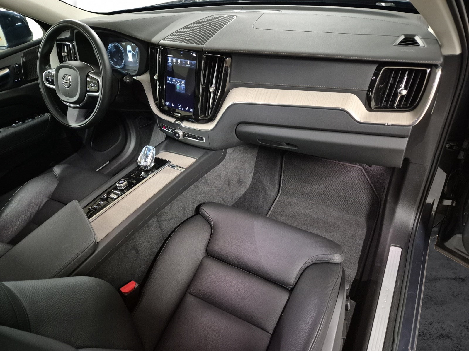 VOLVO XC60 2.0 B5 MH Inscription AWD-image-16