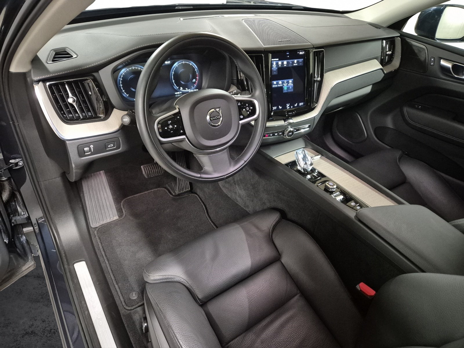 VOLVO XC60 2.0 B5 MH Inscription AWD-image-8