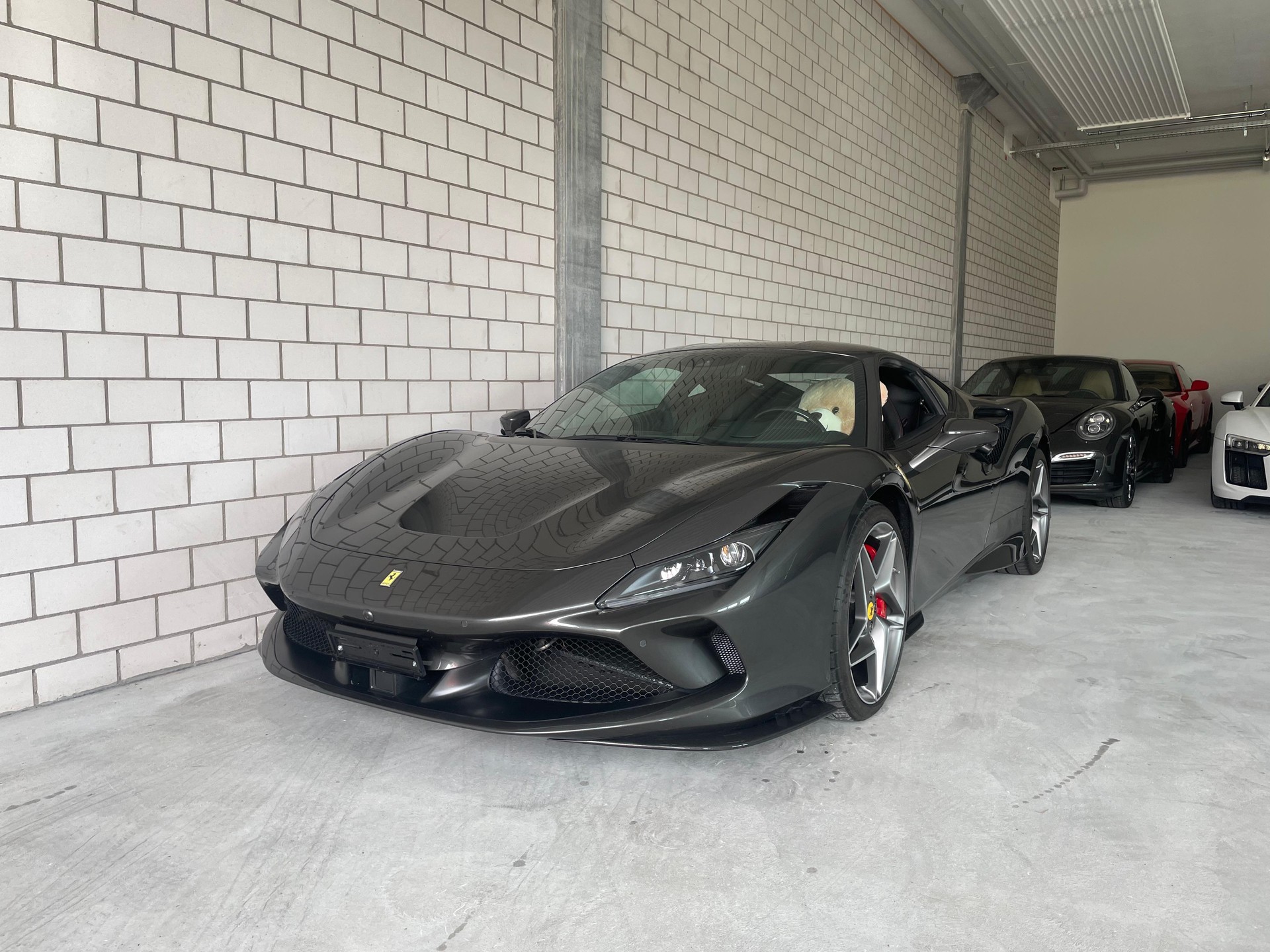 FERRARI F8 Tributo Historische Farbe + Full Carbon-showroom-element-1