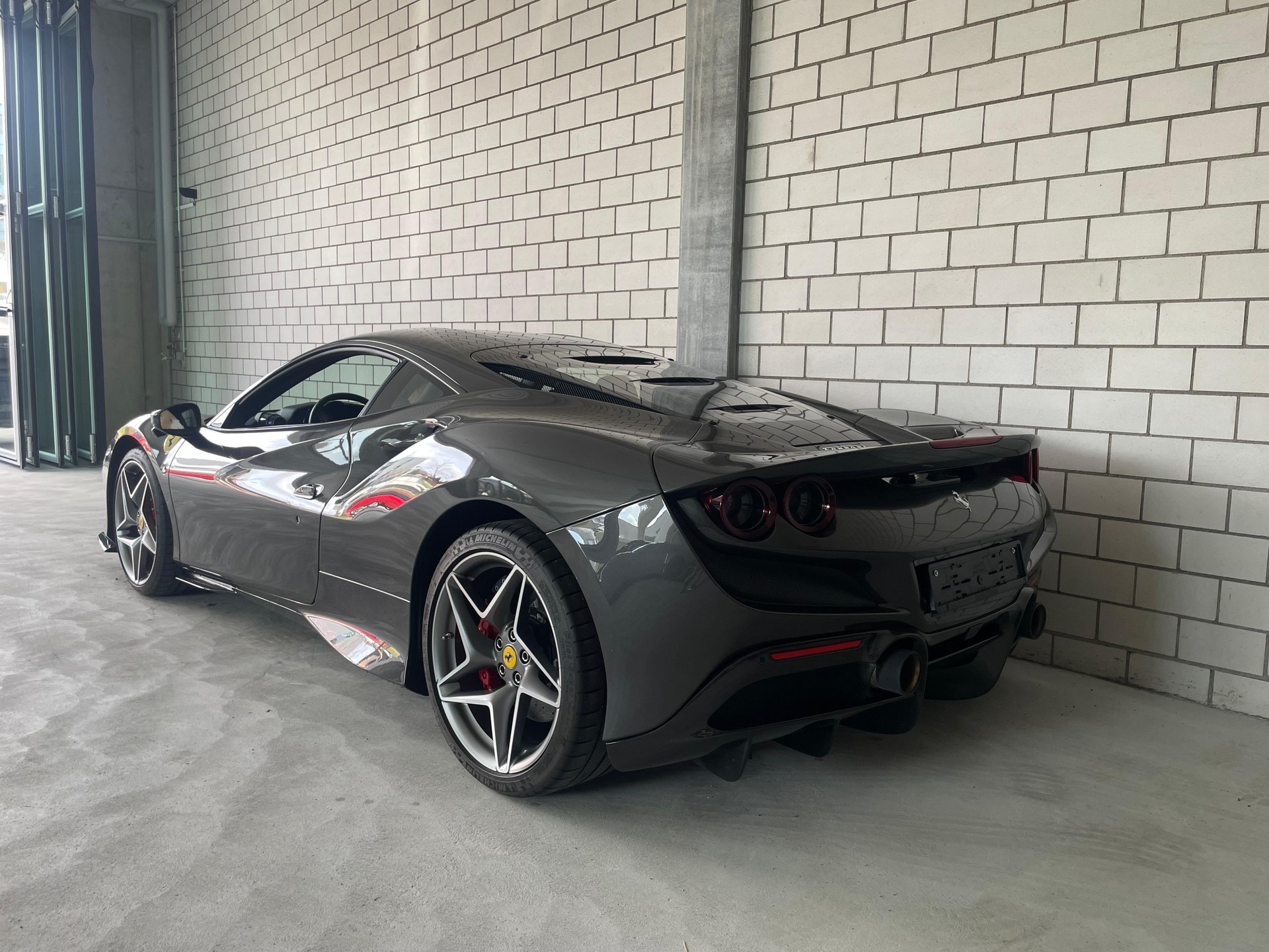 FERRARI F8 Tributo Historische Farbe + Full Carbon-showroom-element-2