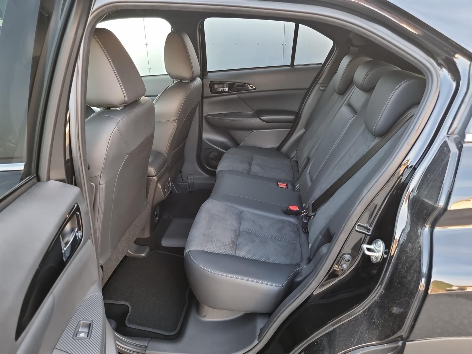 MITSUBISHI Eclipse Cross 2.4 PHEV Intense 4x4-image-11