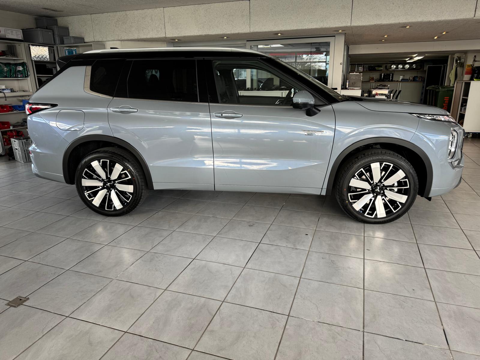 MITSUBISHI OUTLANDER PHEV INSTYLE-showroom-element-3