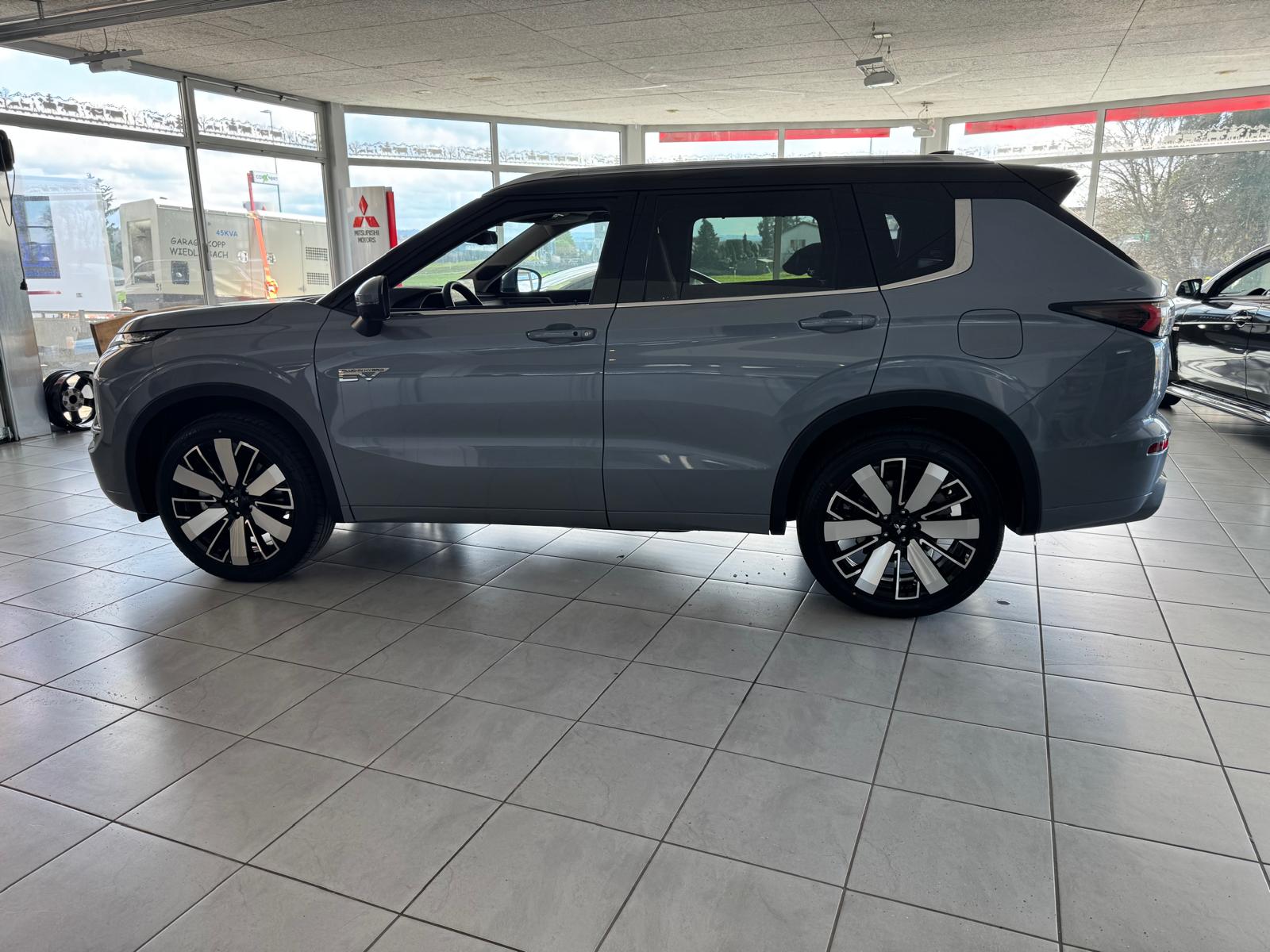 MITSUBISHI OUTLANDER PHEV INSTYLE-showroom-element-2