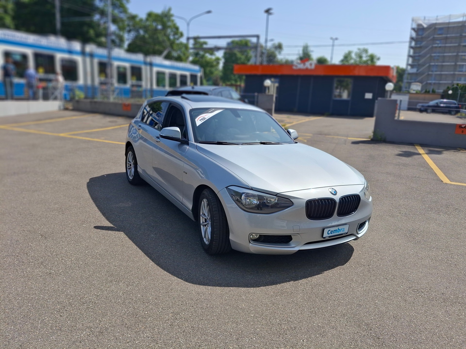 BMW 118i Sport Line-showroom-element-3