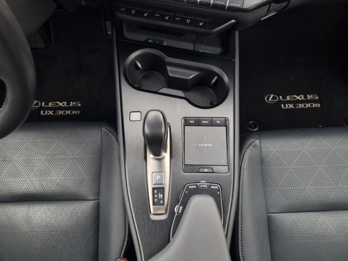 LEXUS UX 300e excellence elektrisch-image-12