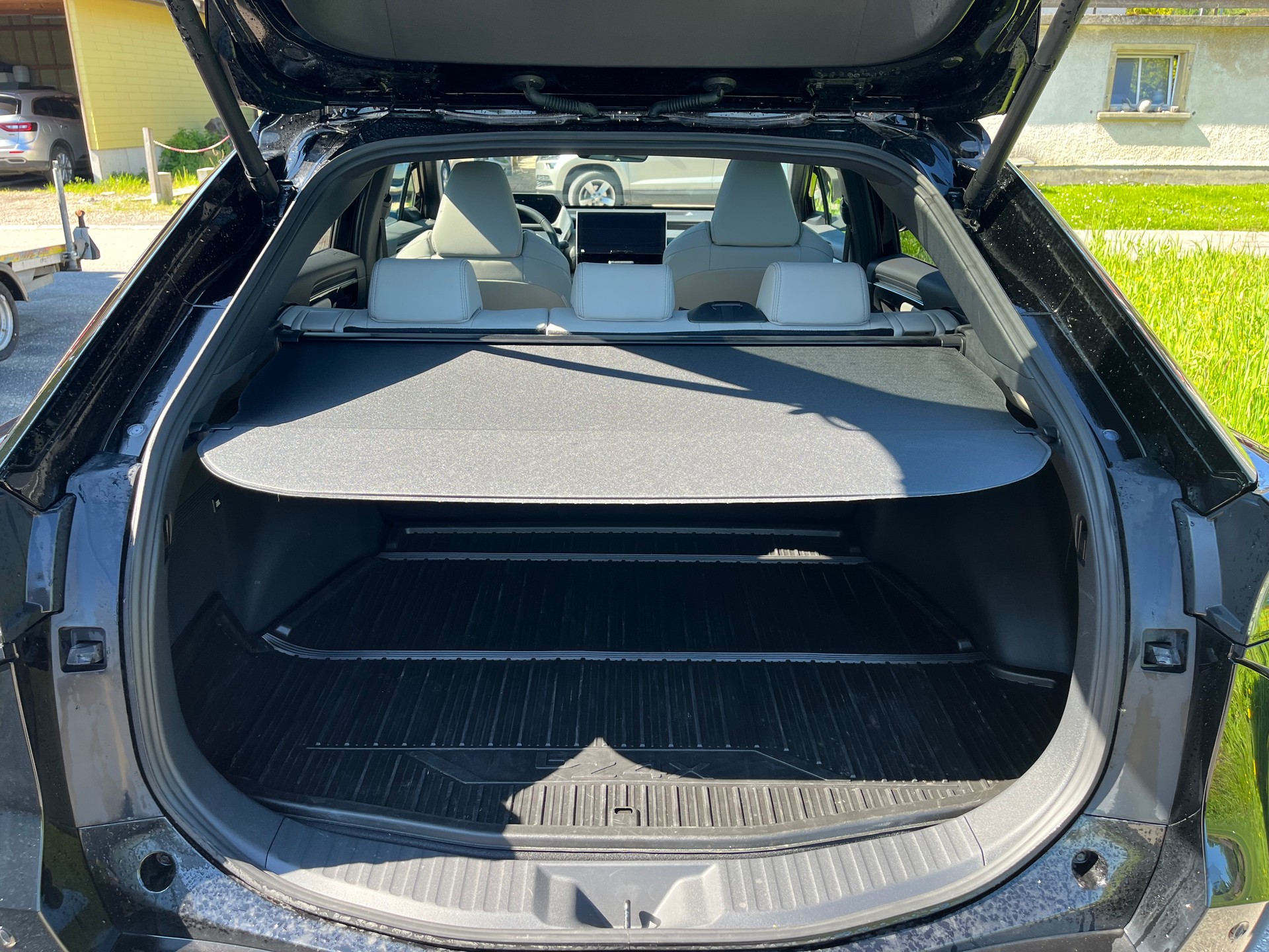TOYOTA bZ4X Premium 71,4 kWh 4WD-image-12