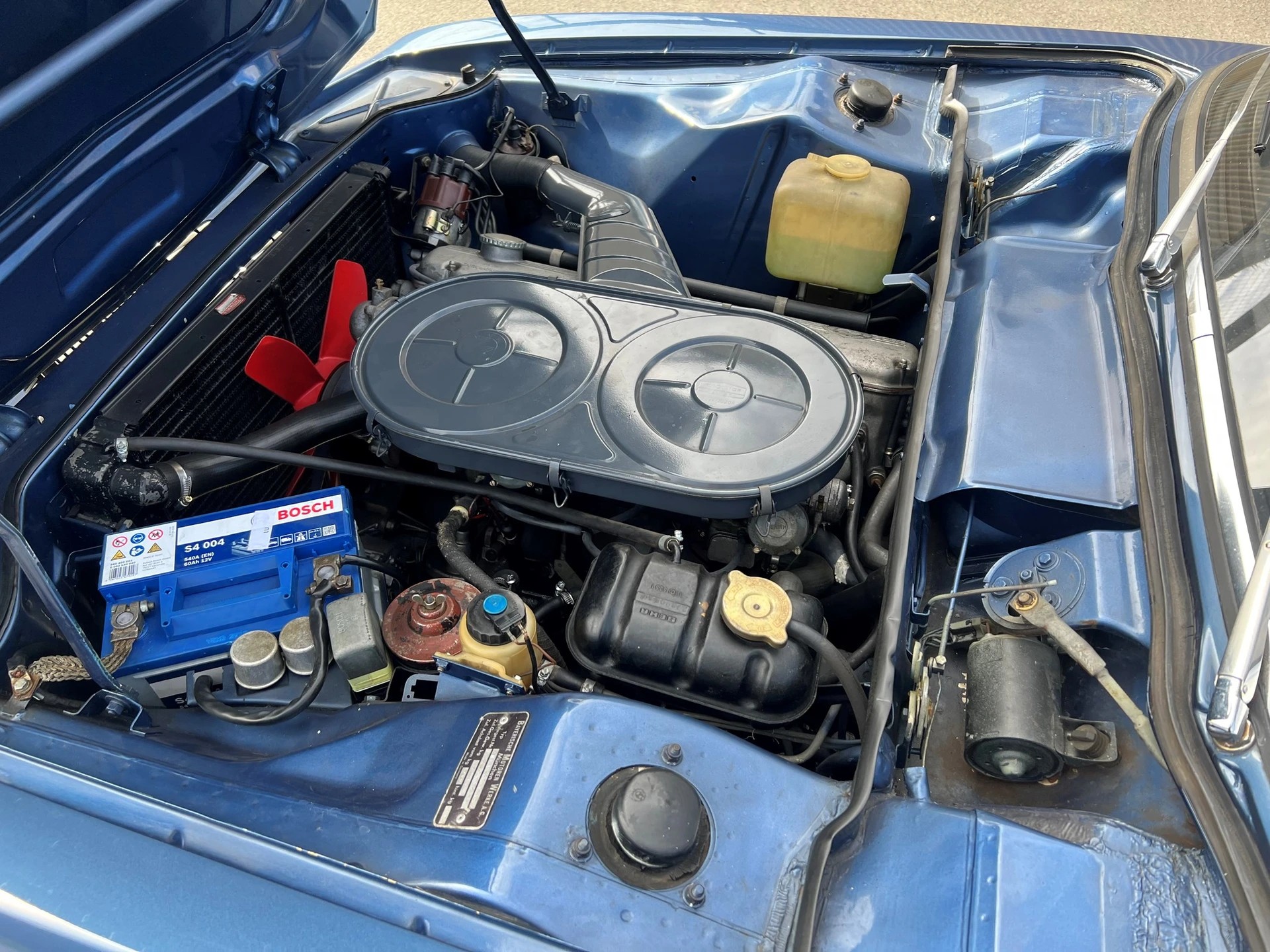 BMW 2800-showroom-element-3