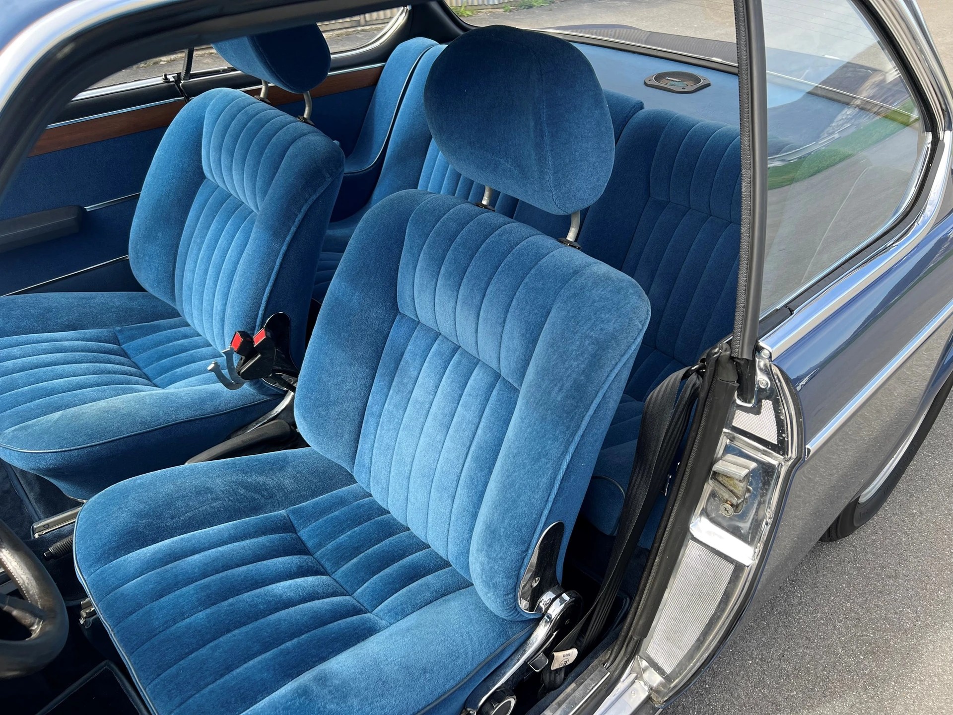 BMW 2800-showroom-element-2