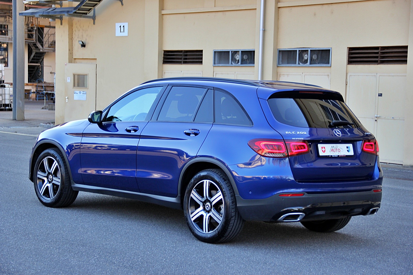 MERCEDES-BENZ GLC 200 4Matic 9G-Tronic-showroom-element-2