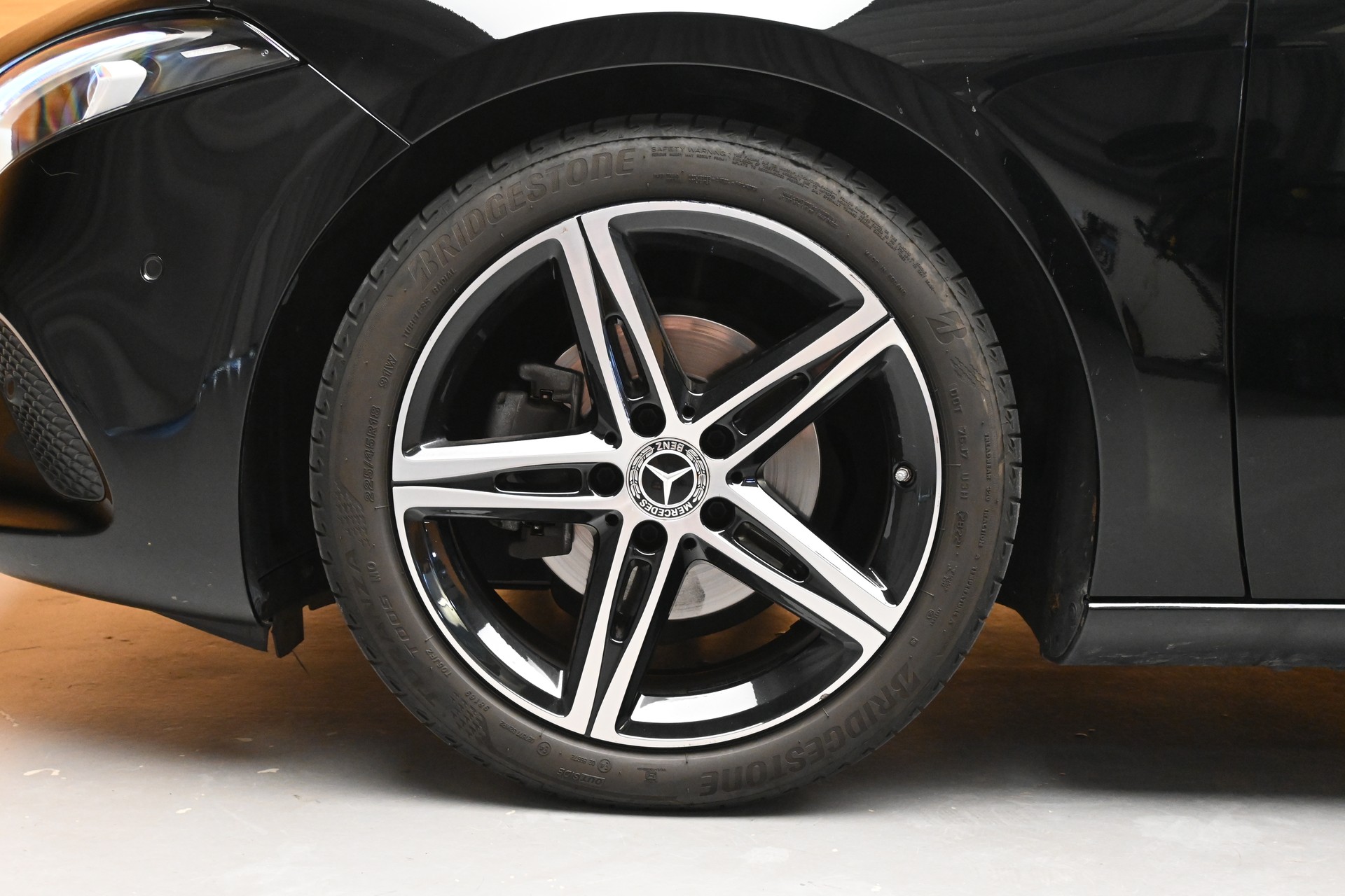 MERCEDES-BENZ A 180 Night Star 7G-DCT-showroom-element-3