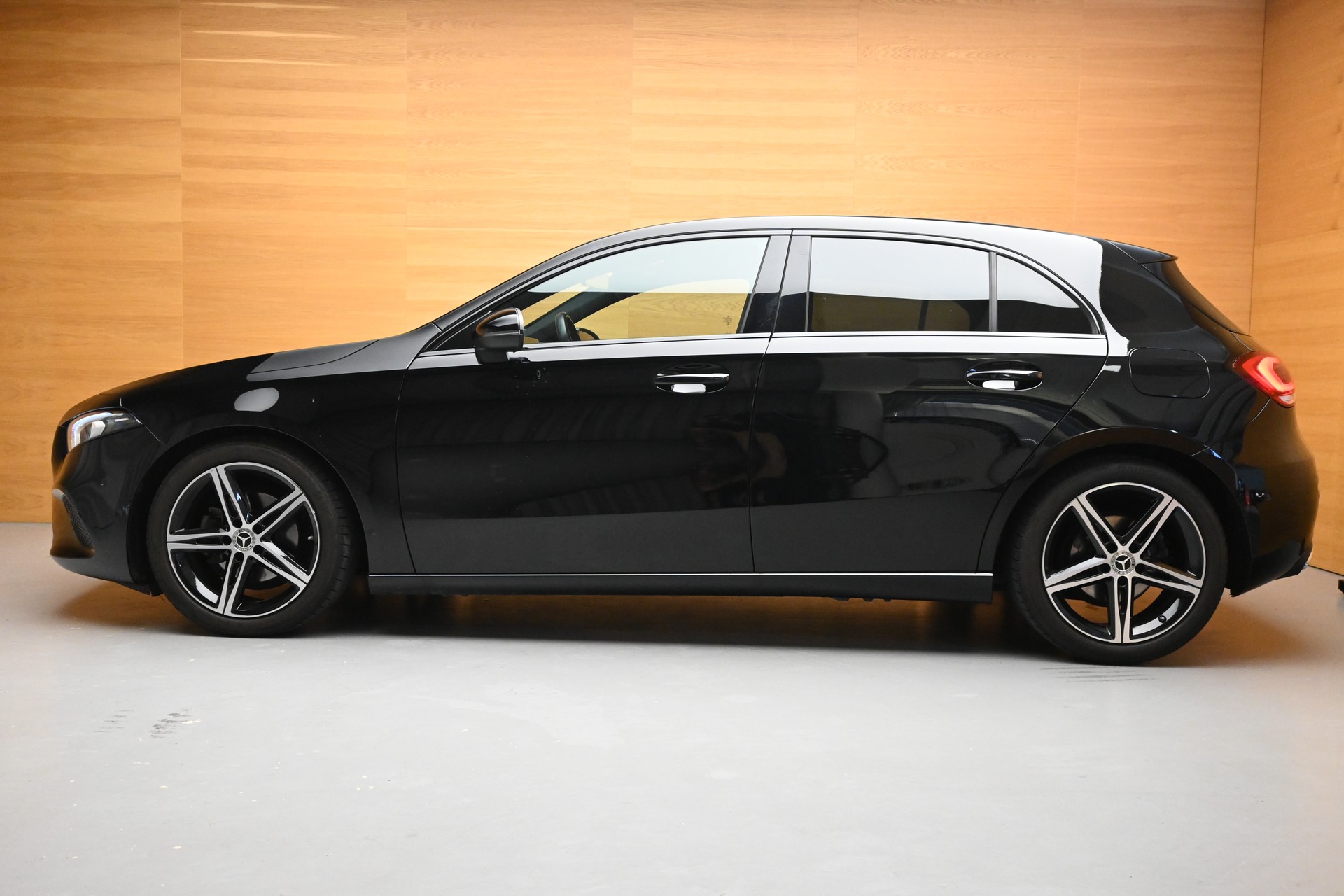 MERCEDES-BENZ A 180 Night Star 7G-DCT-showroom-element-1
