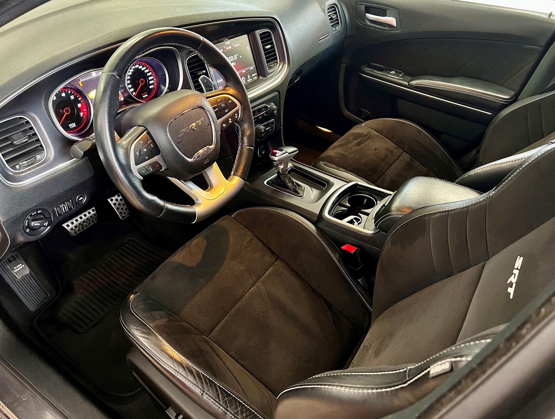 DODGE Charger SRT-showroom-element-3