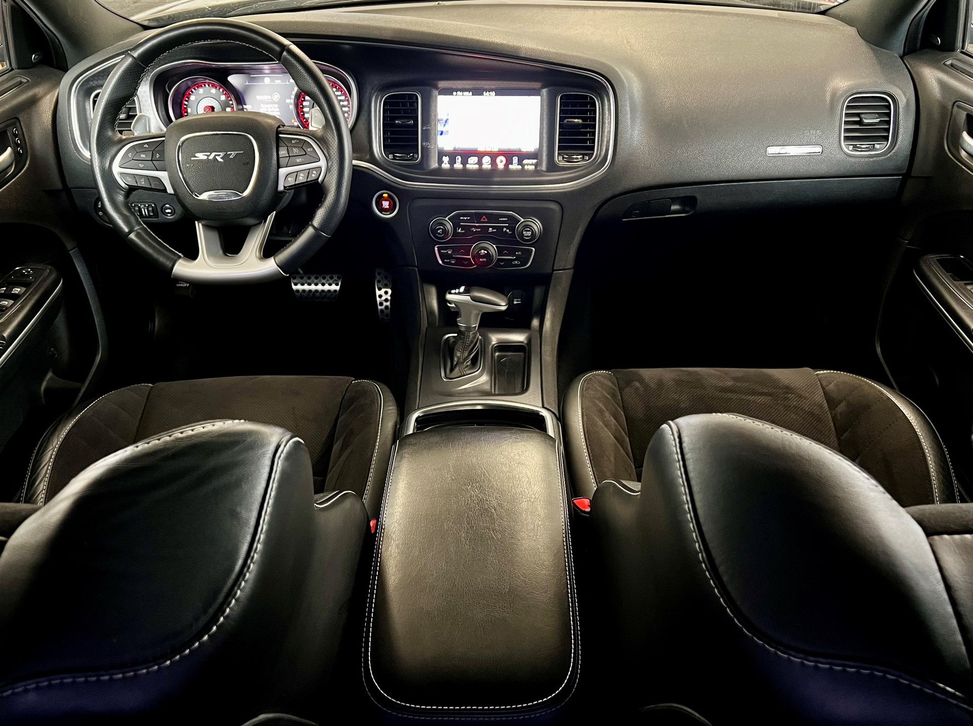 DODGE Charger SRT-showroom-element-2