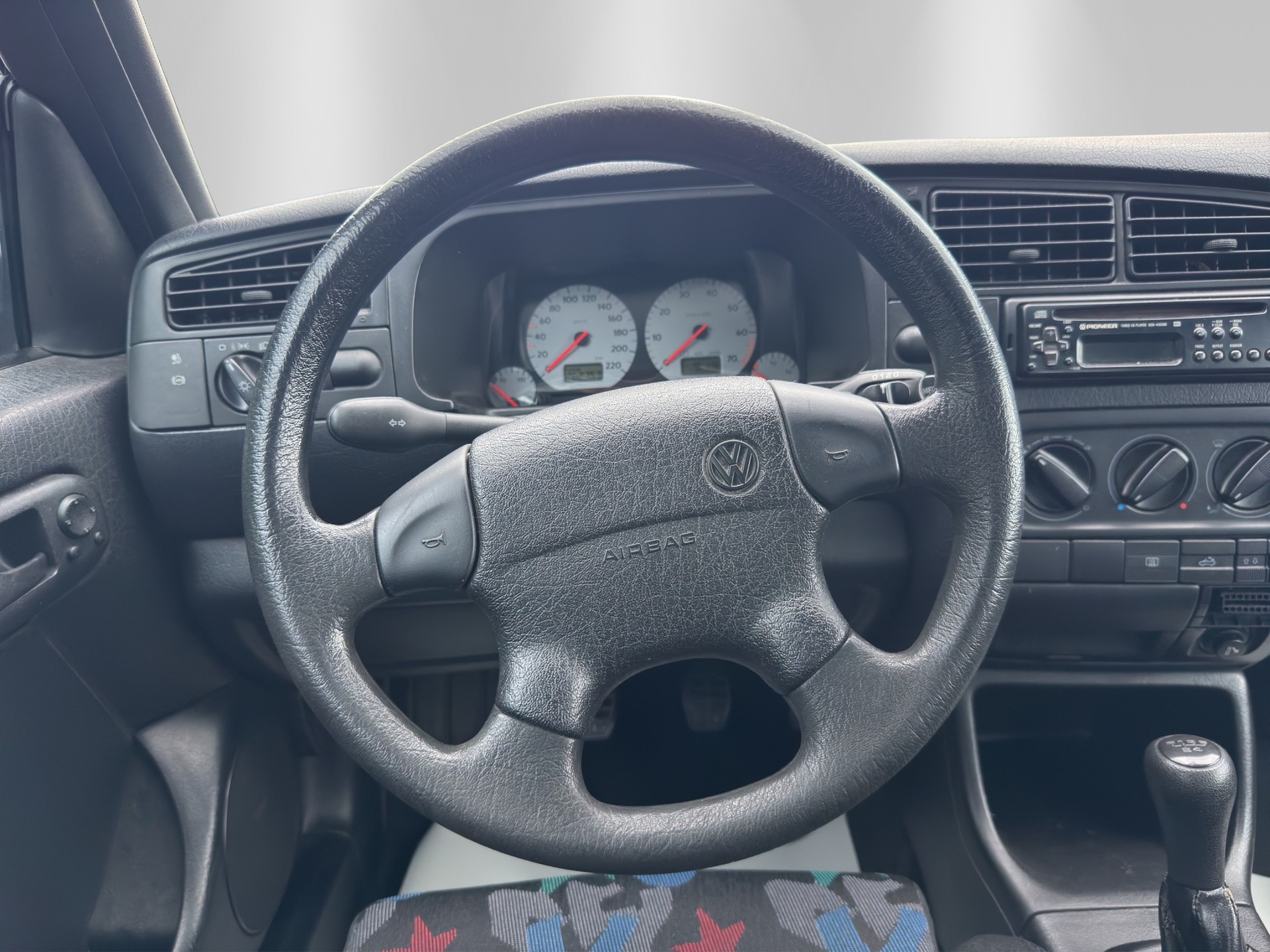 VW Golf Cabriolet 2000 Swiss Classic-image-9