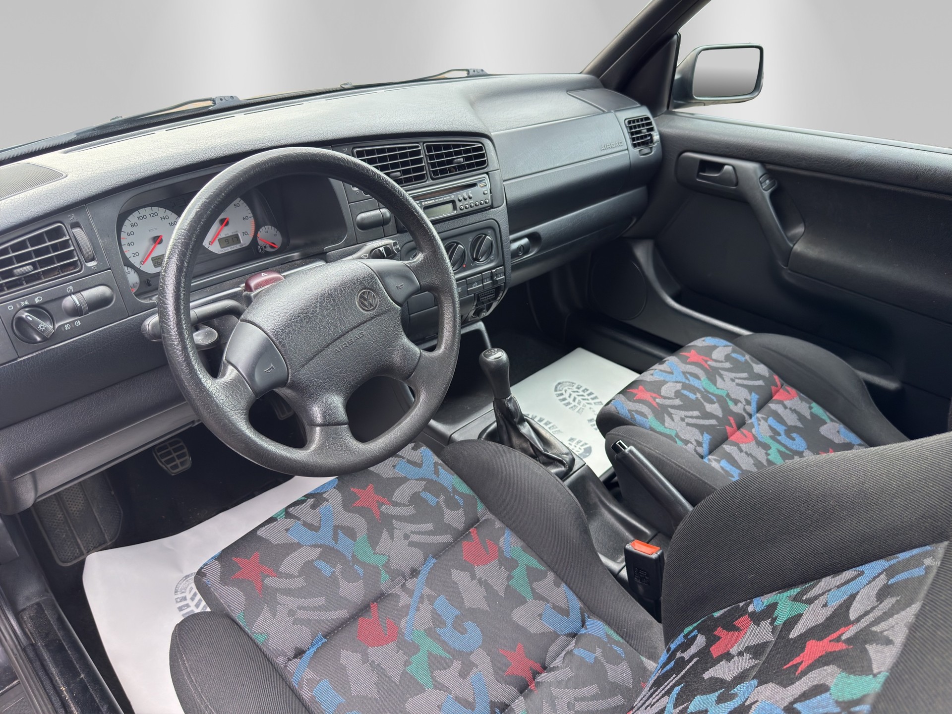 VW Golf Cabriolet 2000 Swiss Classic-image-7