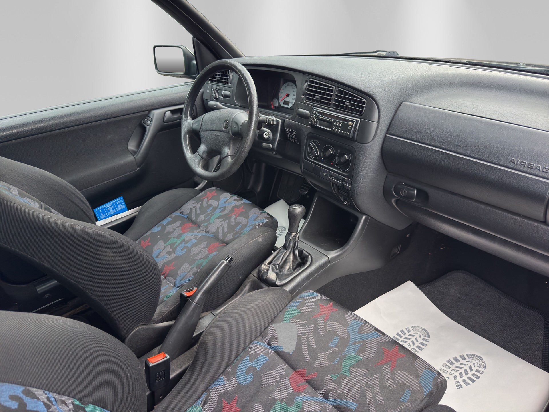 VW Golf Cabriolet 2000 Swiss Classic-image-12