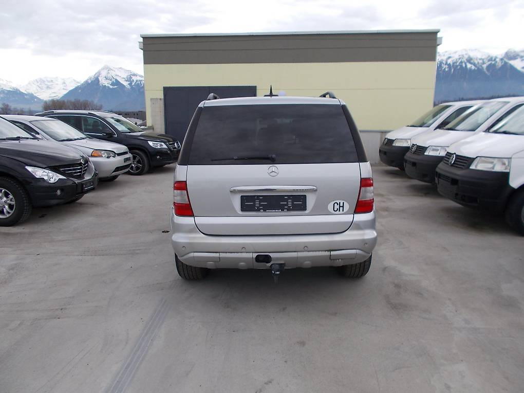 MERCEDES-BENZ CDI-showroom-element-3