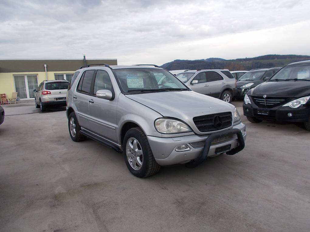 MERCEDES-BENZ CDI-showroom-element-1