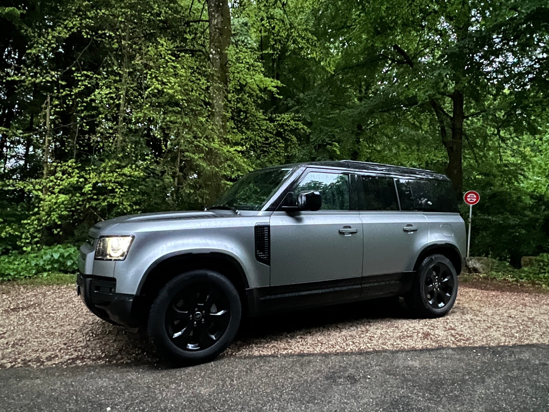 LAND ROVER DEFENDER 110 "P400E "X-DYNAMIC" 404 PS HYBRIDE. MIT AHK. CH WAGEN. TOP AUSSTATTUNG. MATT LACKIERUNG.