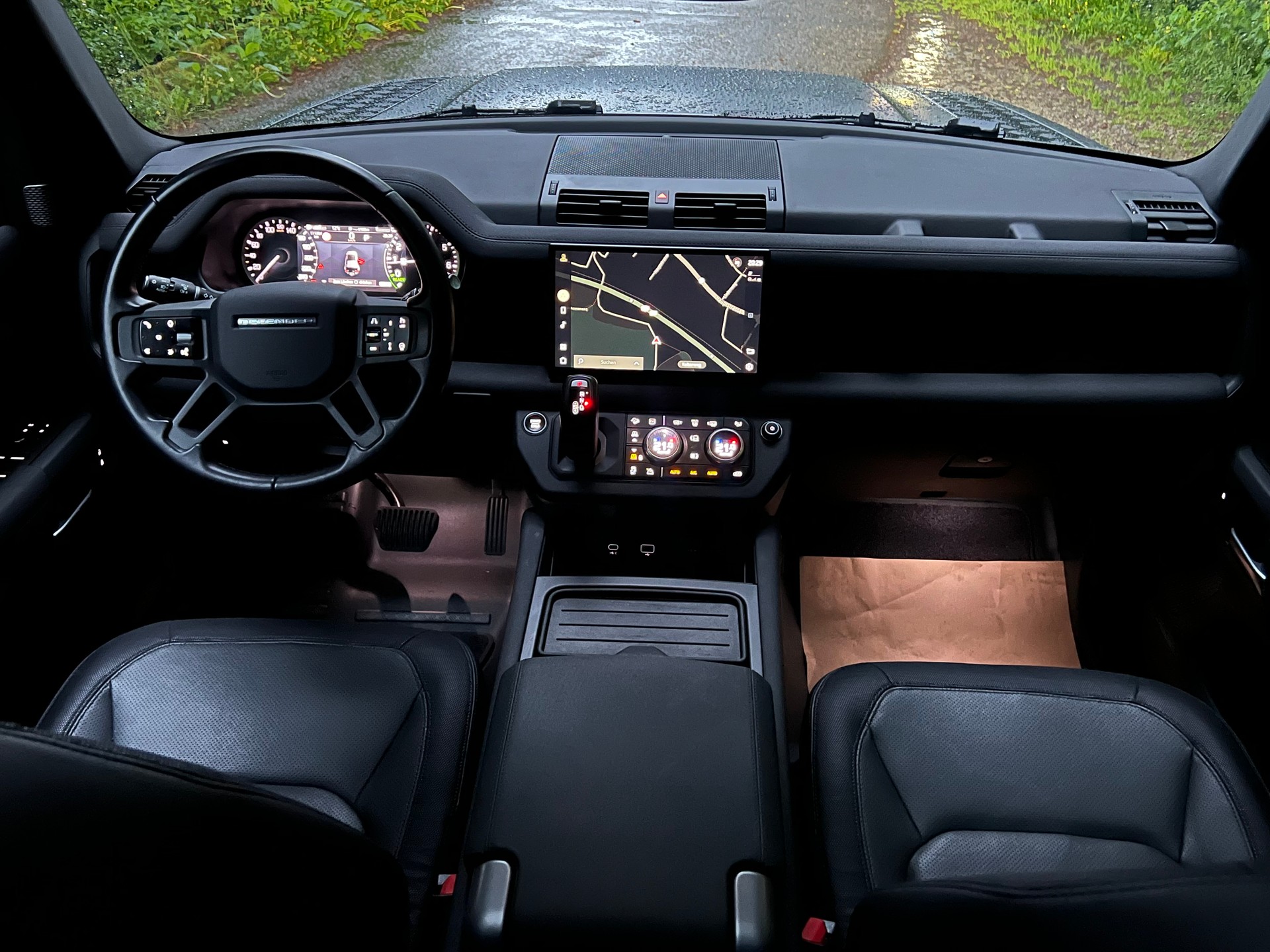 LAND ROVER DEFENDER 110 "P400E "X-DYNAMIC" 404 PS HYBRIDE. MIT AHK. CH WAGEN. TOP AUSSTATTUNG. MATT LACKIERUNG.-showroom-element-3