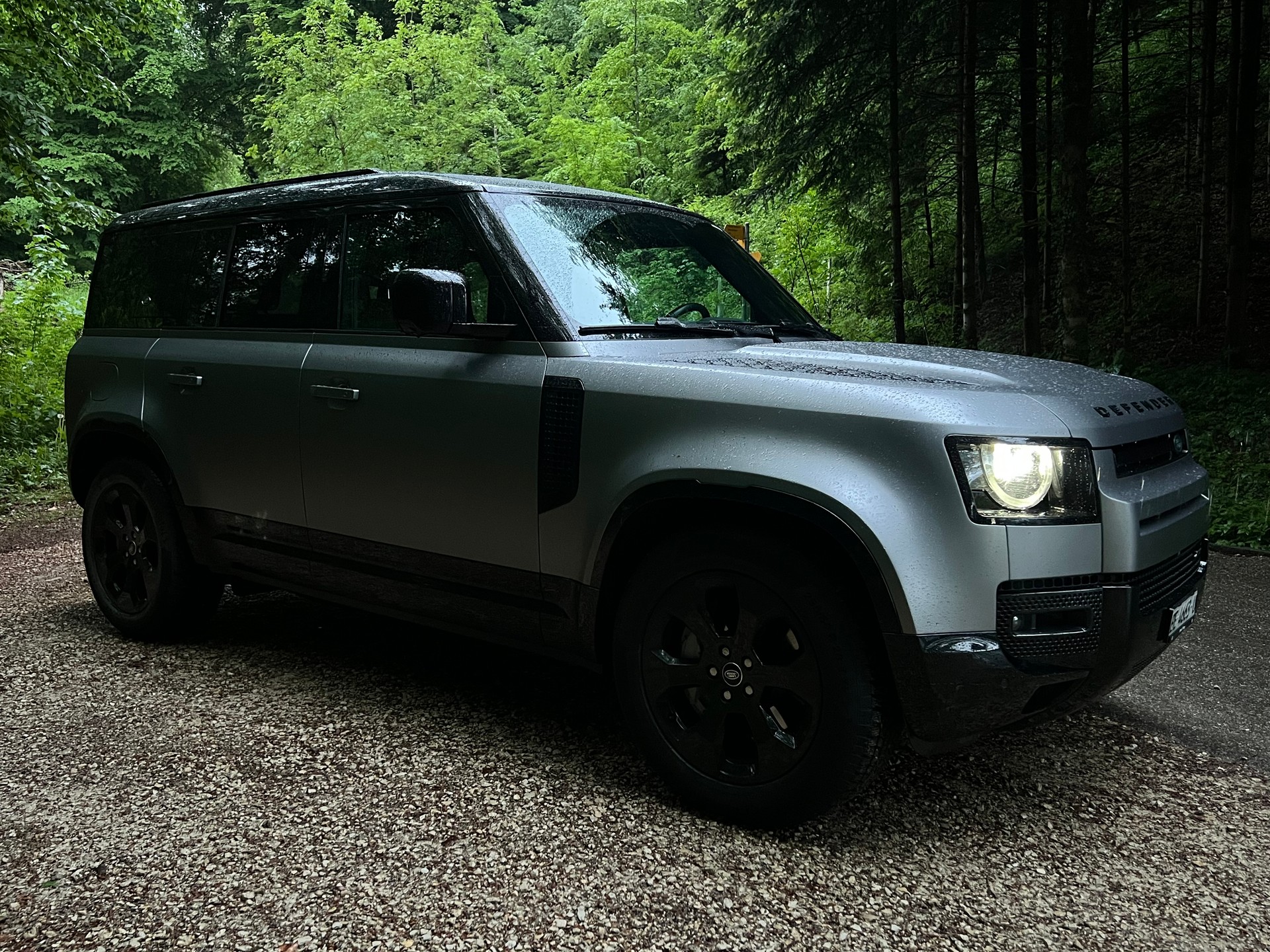 LAND ROVER DEFENDER 110 "P400E "X-DYNAMIC" 404 PS HYBRIDE. MIT AHK. CH WAGEN. TOP AUSSTATTUNG. MATT LACKIERUNG.-showroom-element-1
