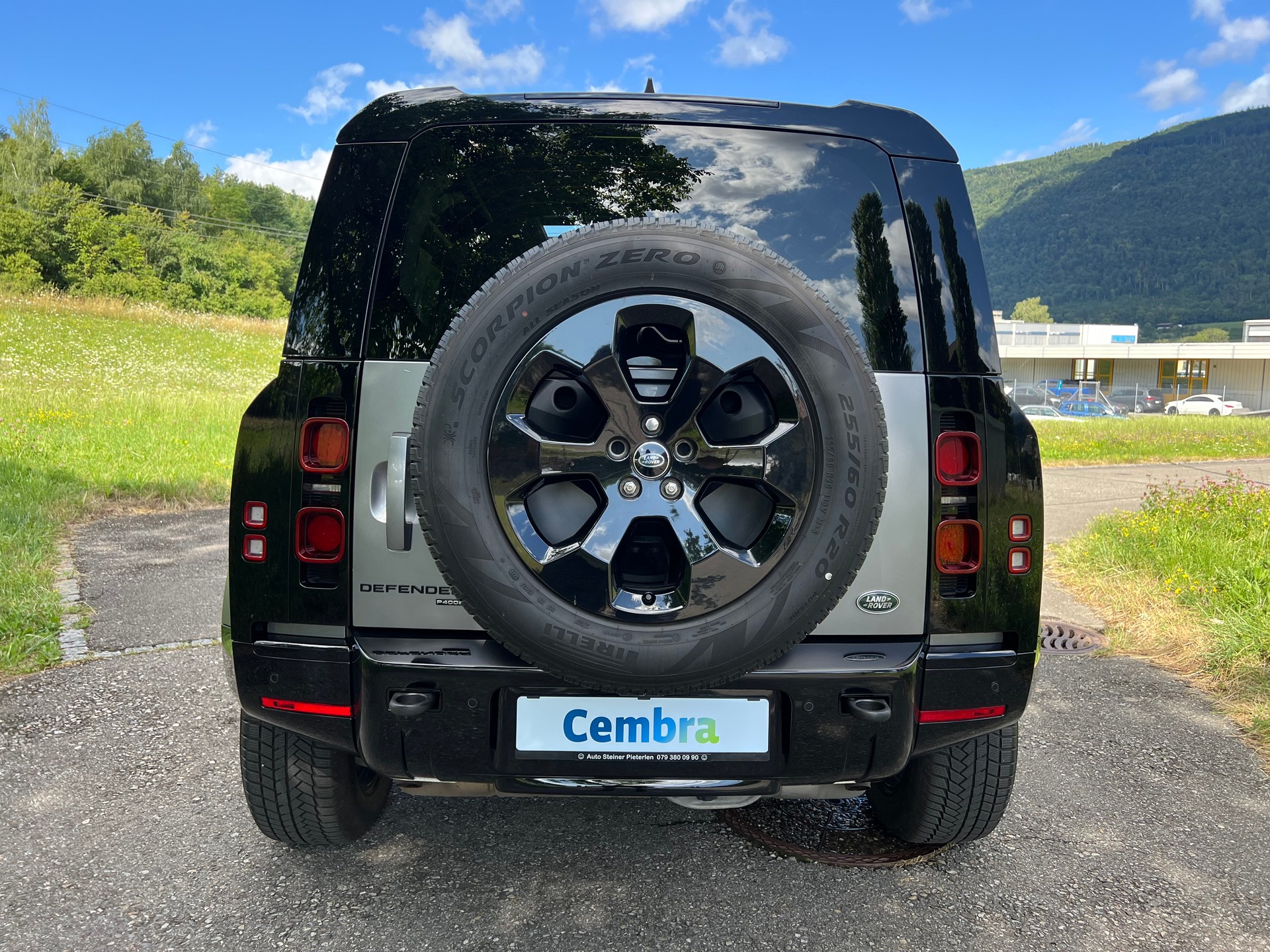 LAND ROVER DEFENDER 110 "P400E "X-DYNAMIC" 404 PS HYBRIDE. MIT AHK. CH WAGEN. TOP AUSSTATTUNG. MATT LACKIERUNG.-showroom-element-2