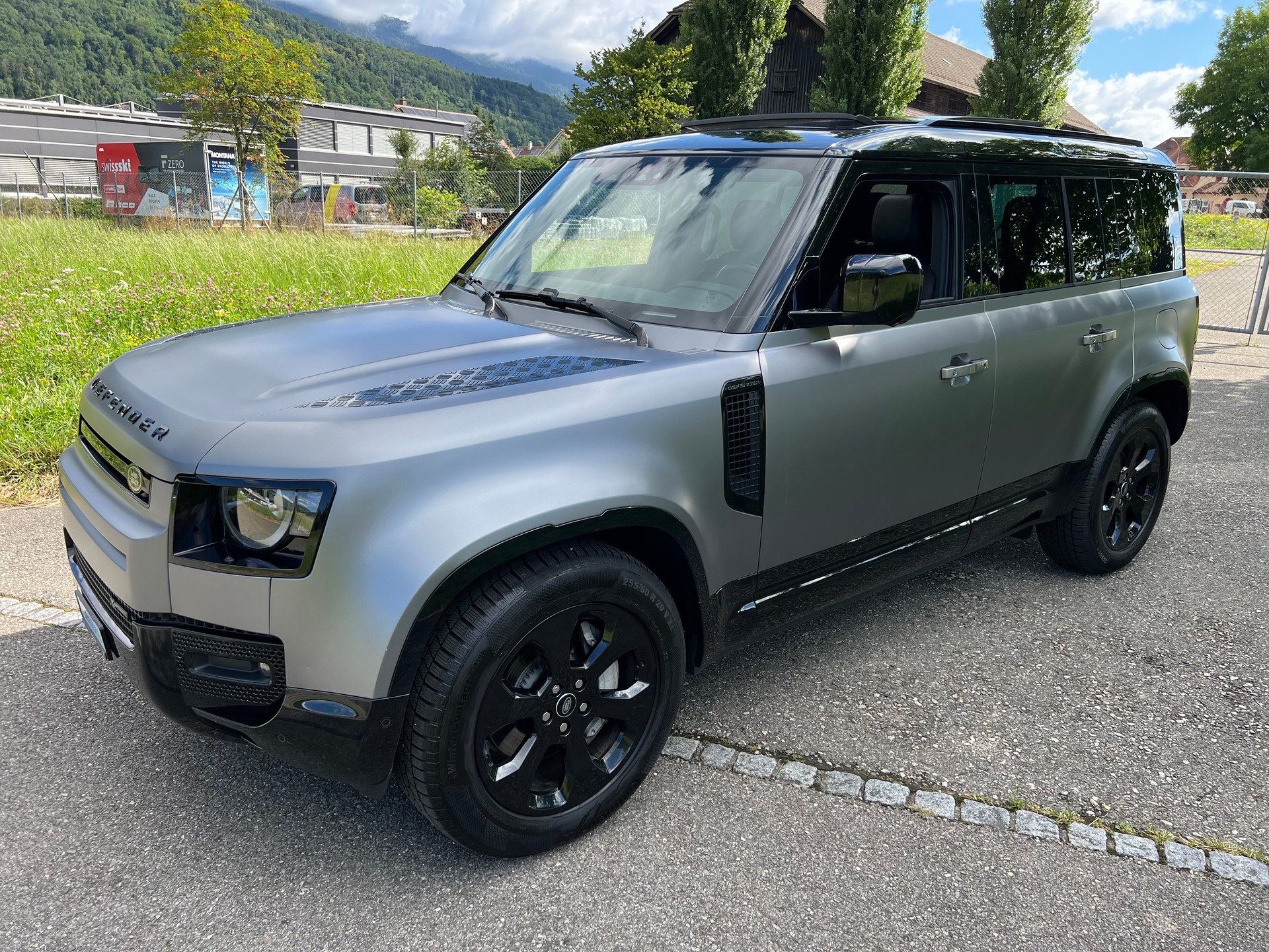 LAND ROVER DEFENDER 110 "P400E "X-DYNAMIC" 404 PS HYBRIDE. MIT AHK. CH WAGEN. TOP AUSSTATTUNG. MATT LACKIERUNG.-showroom-element-1