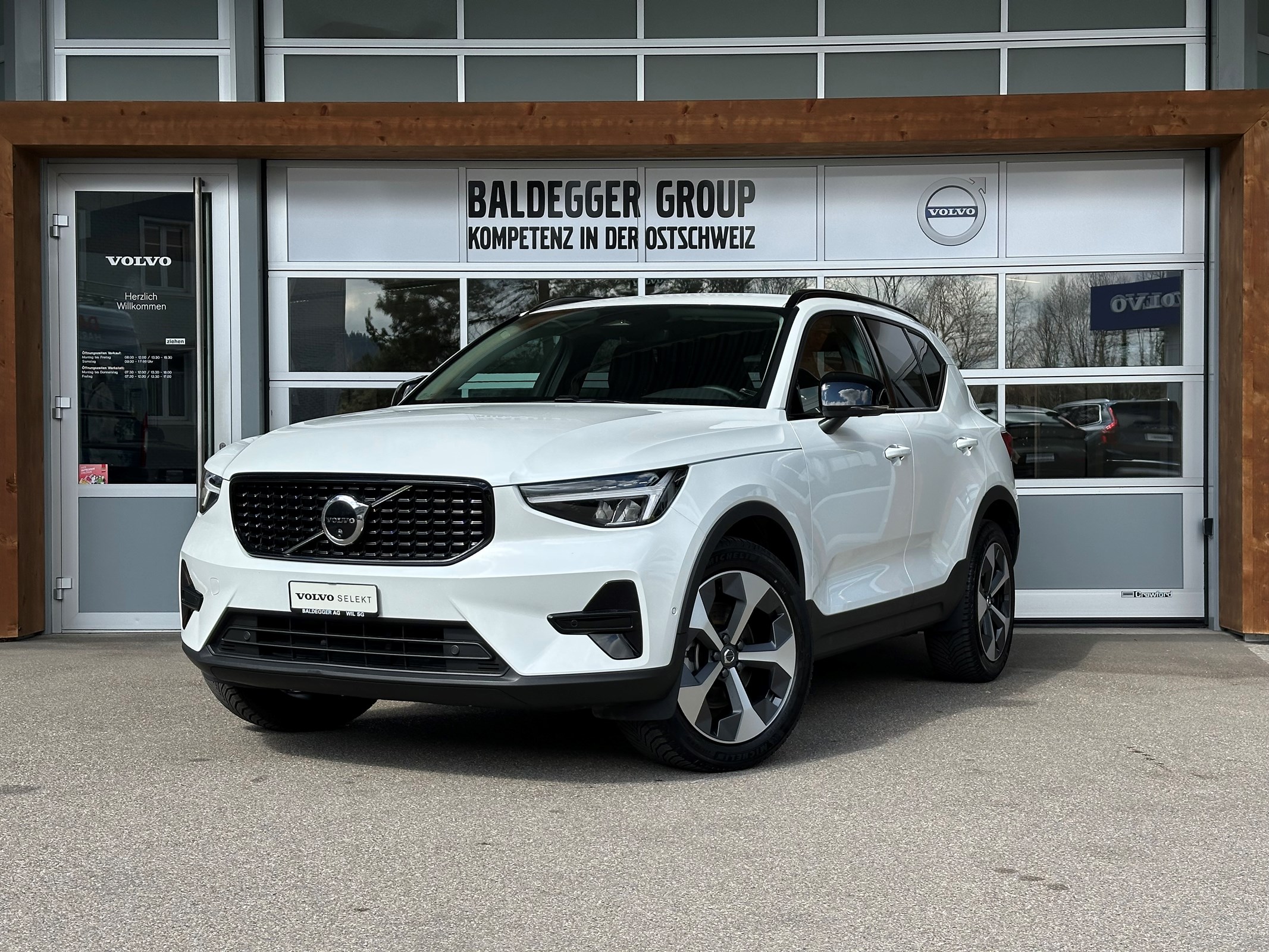 VOLVO XC40 2.0 (SUV / Geländewagen) Volvo VOLVO XC40 2.0 (SUV / Geländewagen)