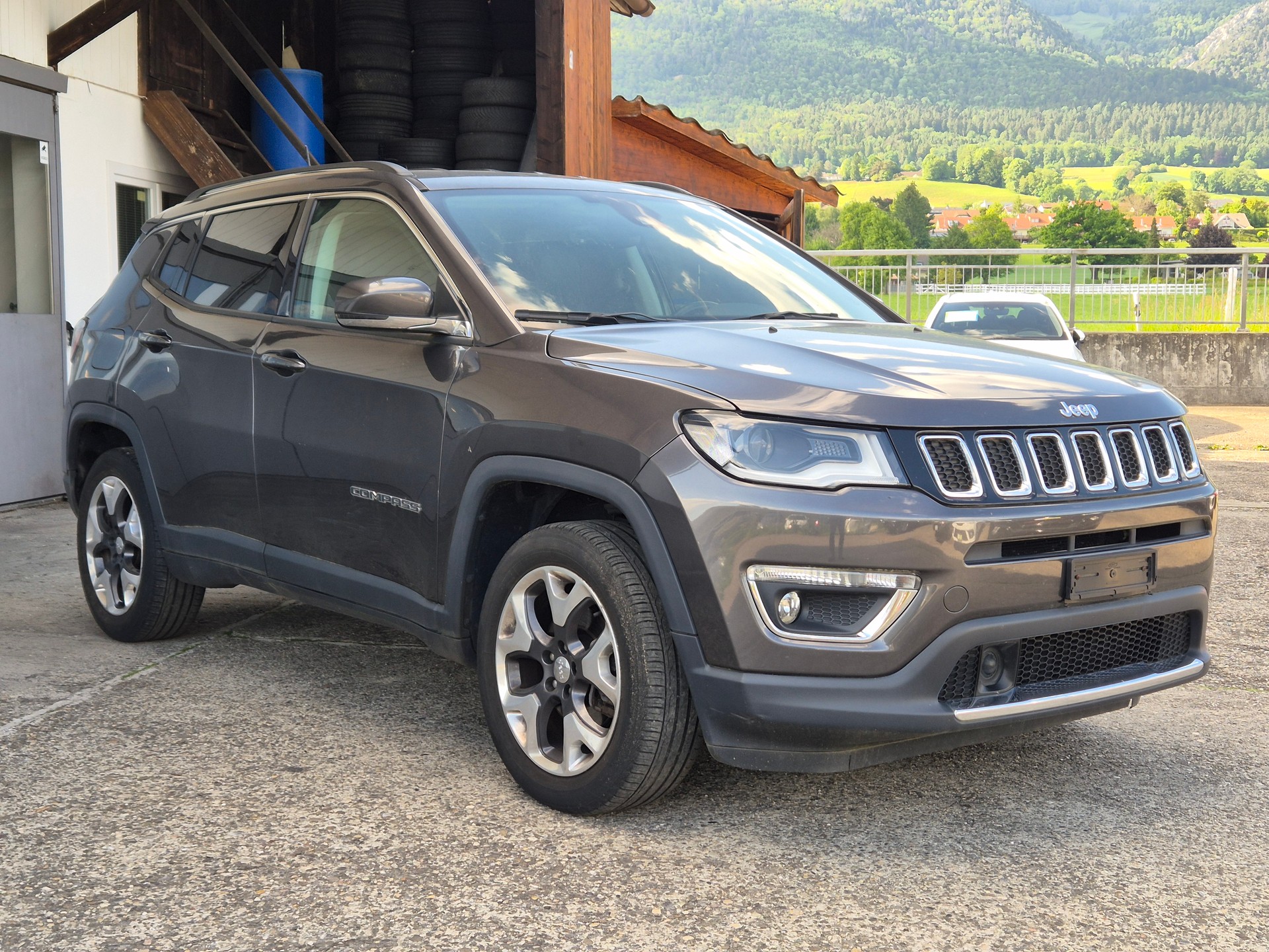 JEEP COMPASS 2.0CRD LIMITED AWD 9ATX-showroom-element-2