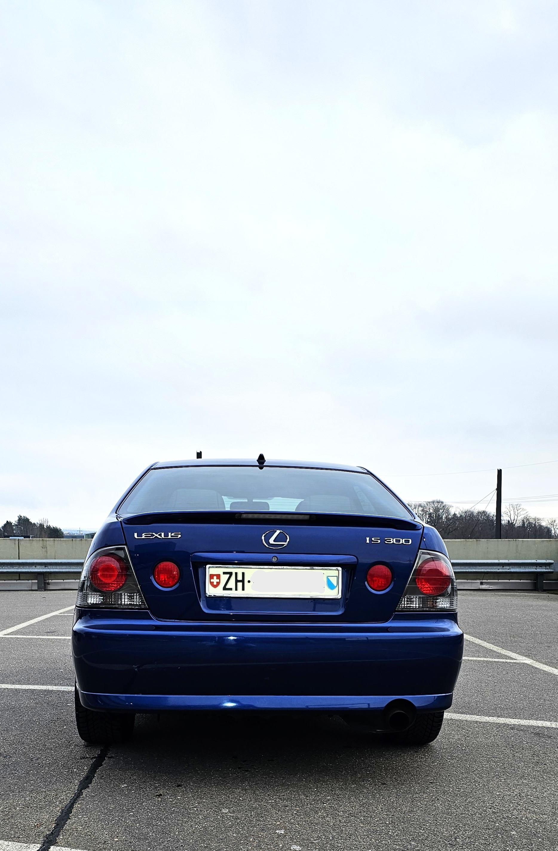 LEXUS IS 300-image-11