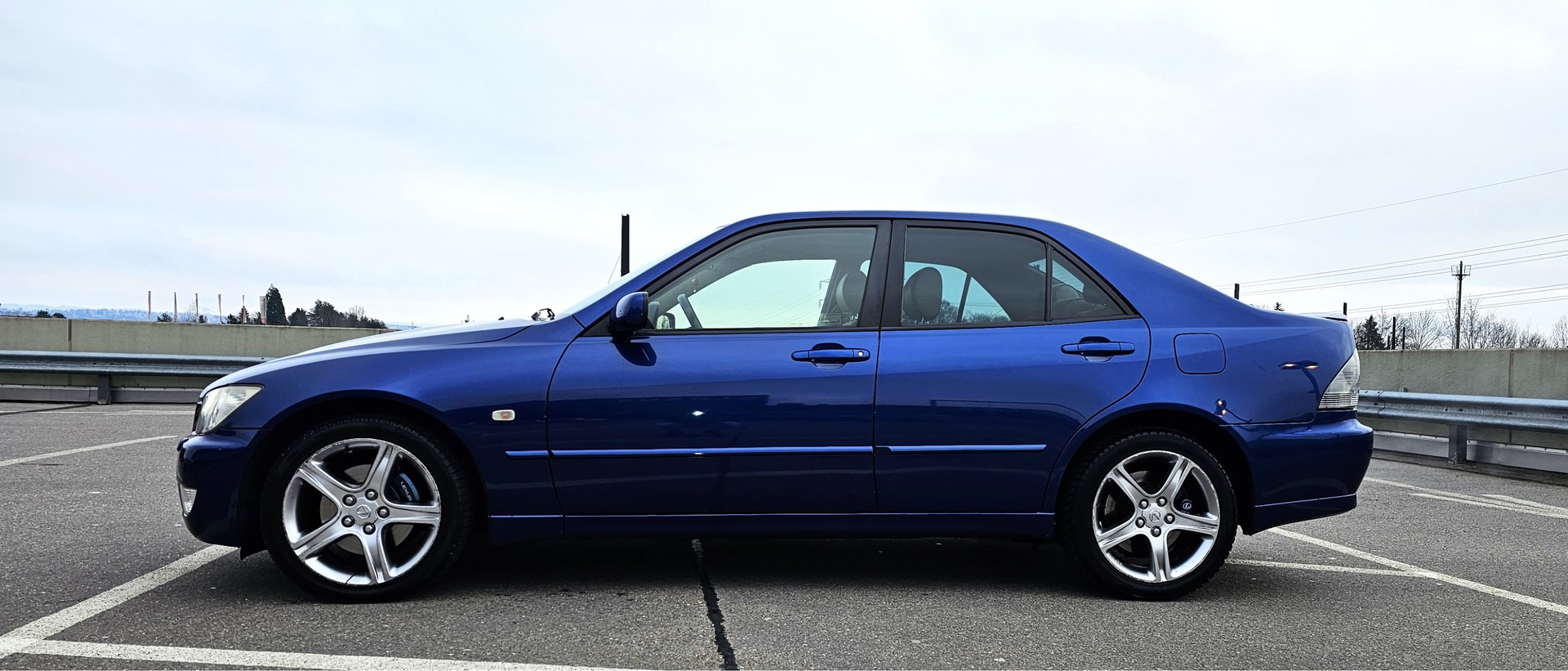LEXUS IS 300-image-12