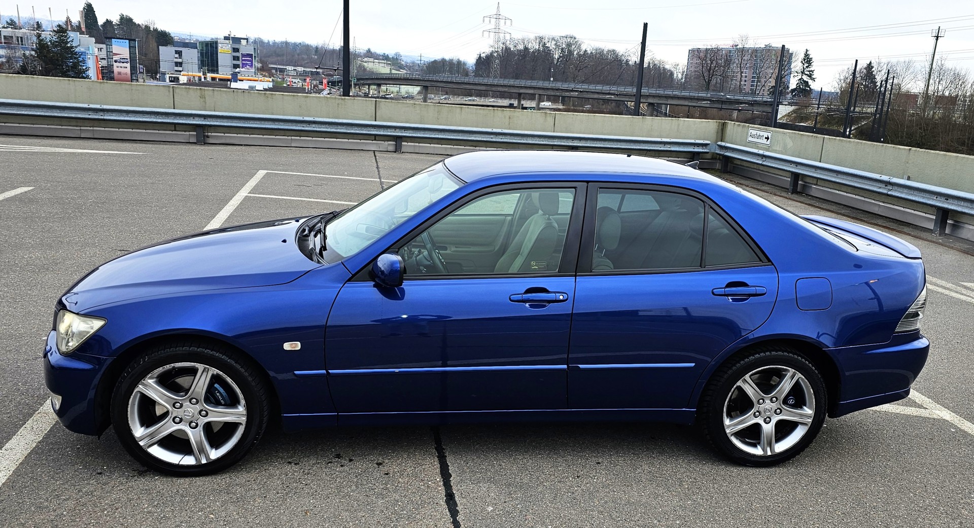 LEXUS IS 300-image-4