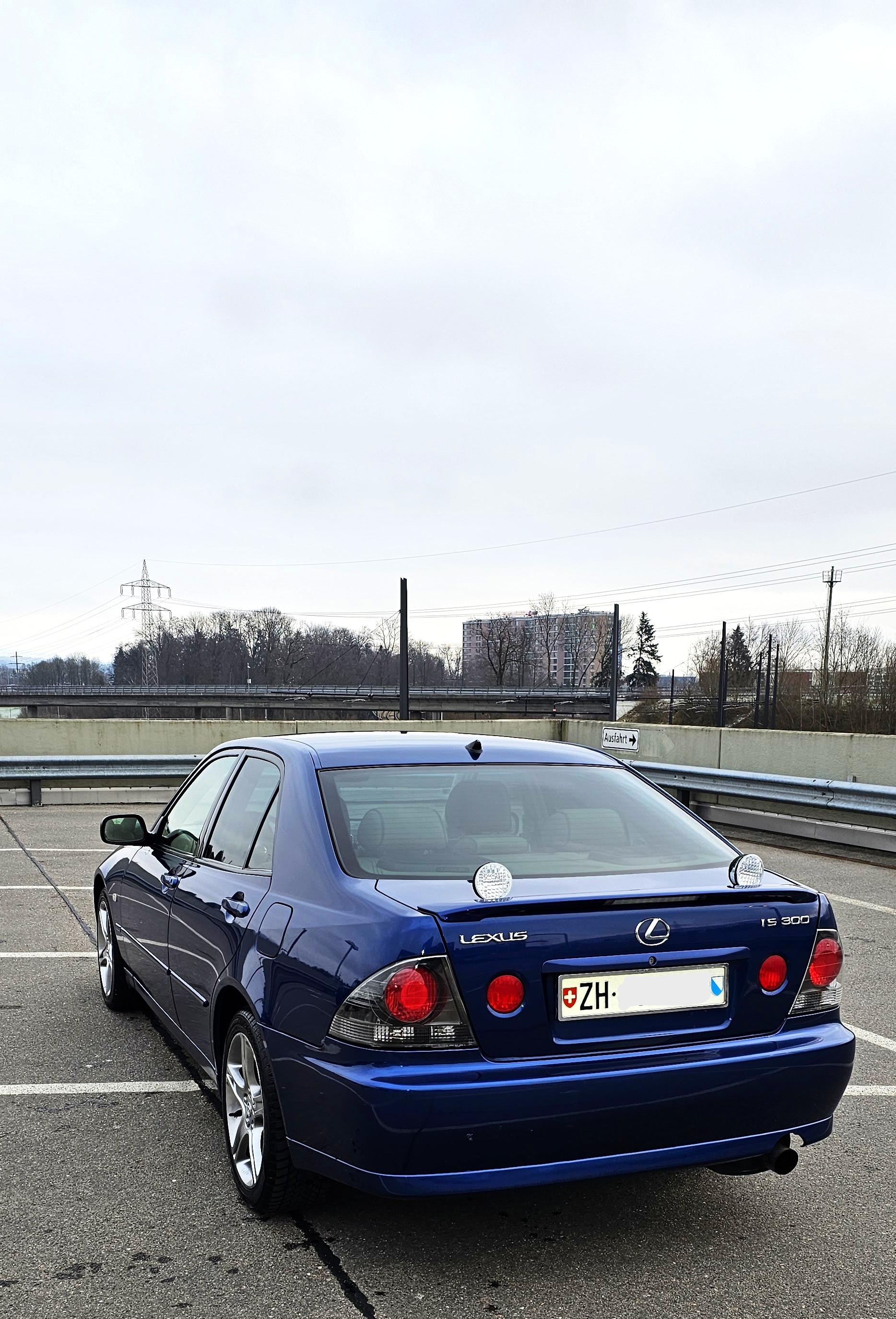 LEXUS IS 300-image-10