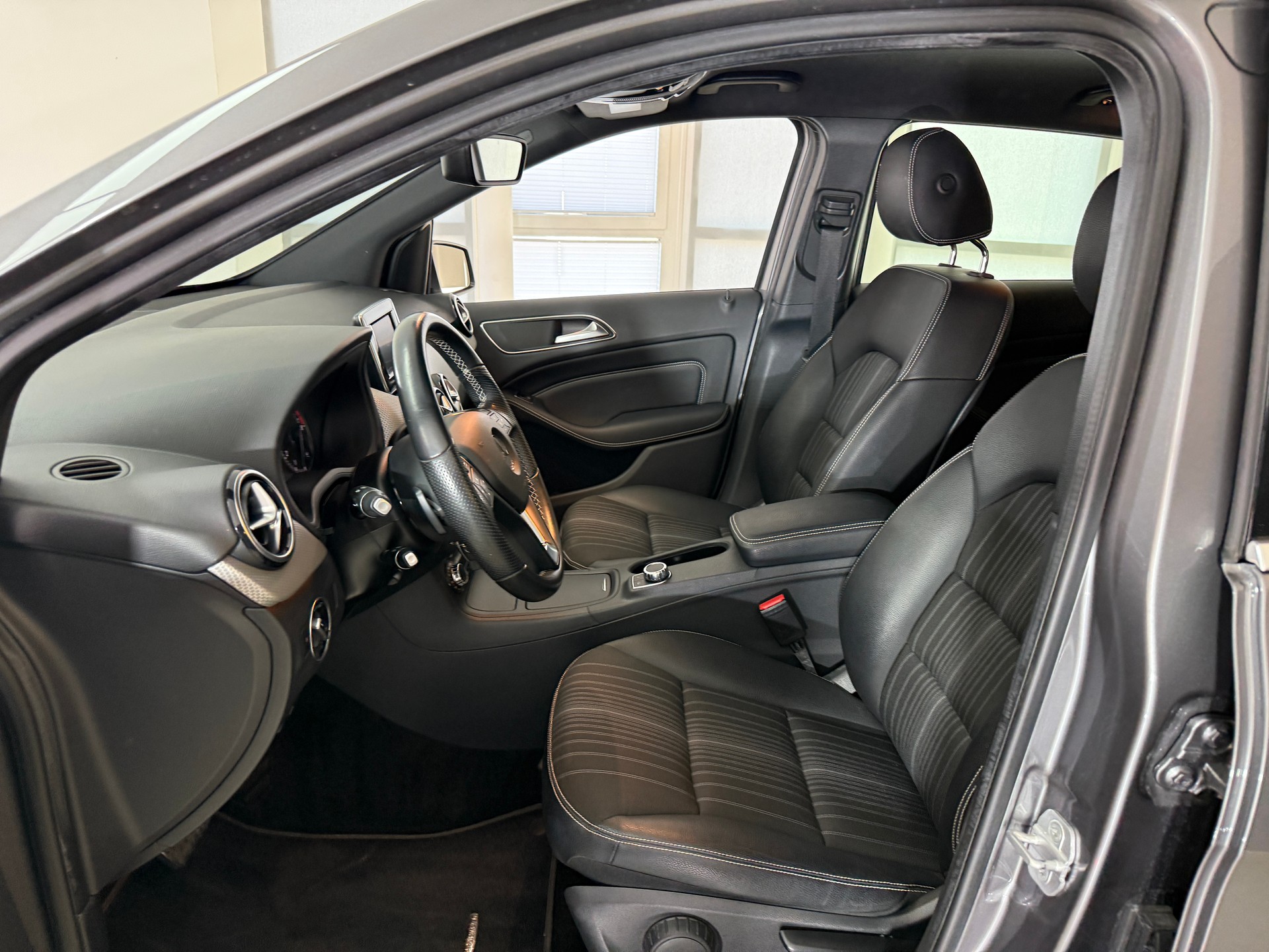 MERCEDES-BENZ B 200 7G-DCT-showroom-element-3