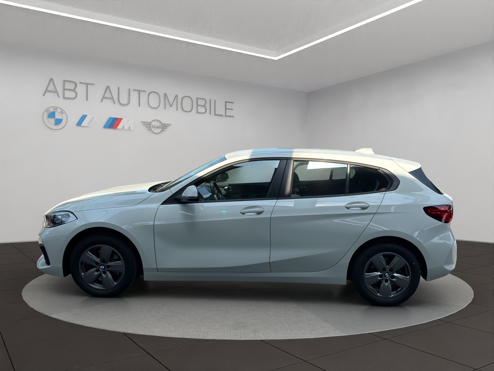 BMW 116d Steptronic-showroom-element-2