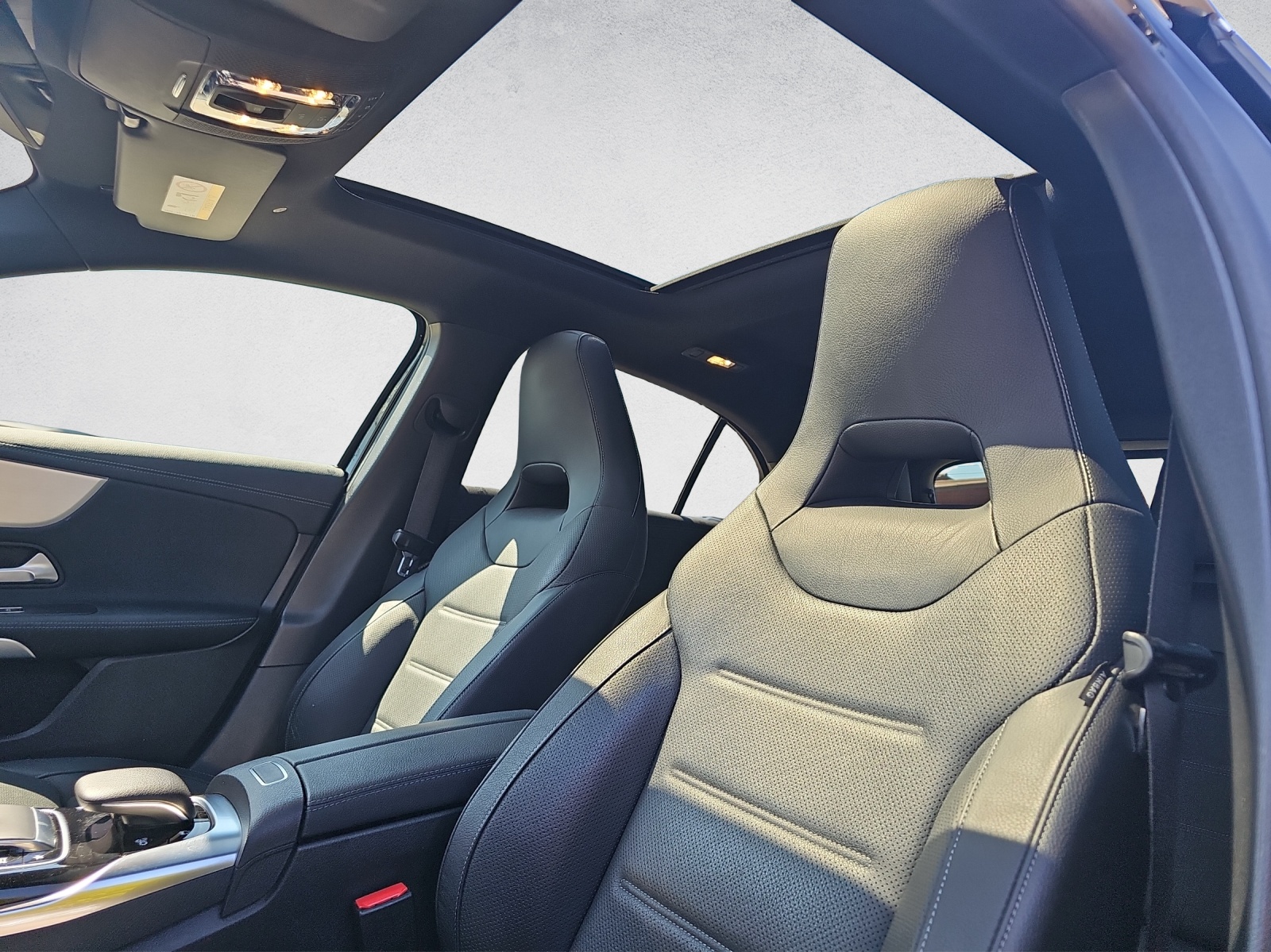 MERCEDES-BENZ A 35 AMG 4Matic Speedshift-image-9