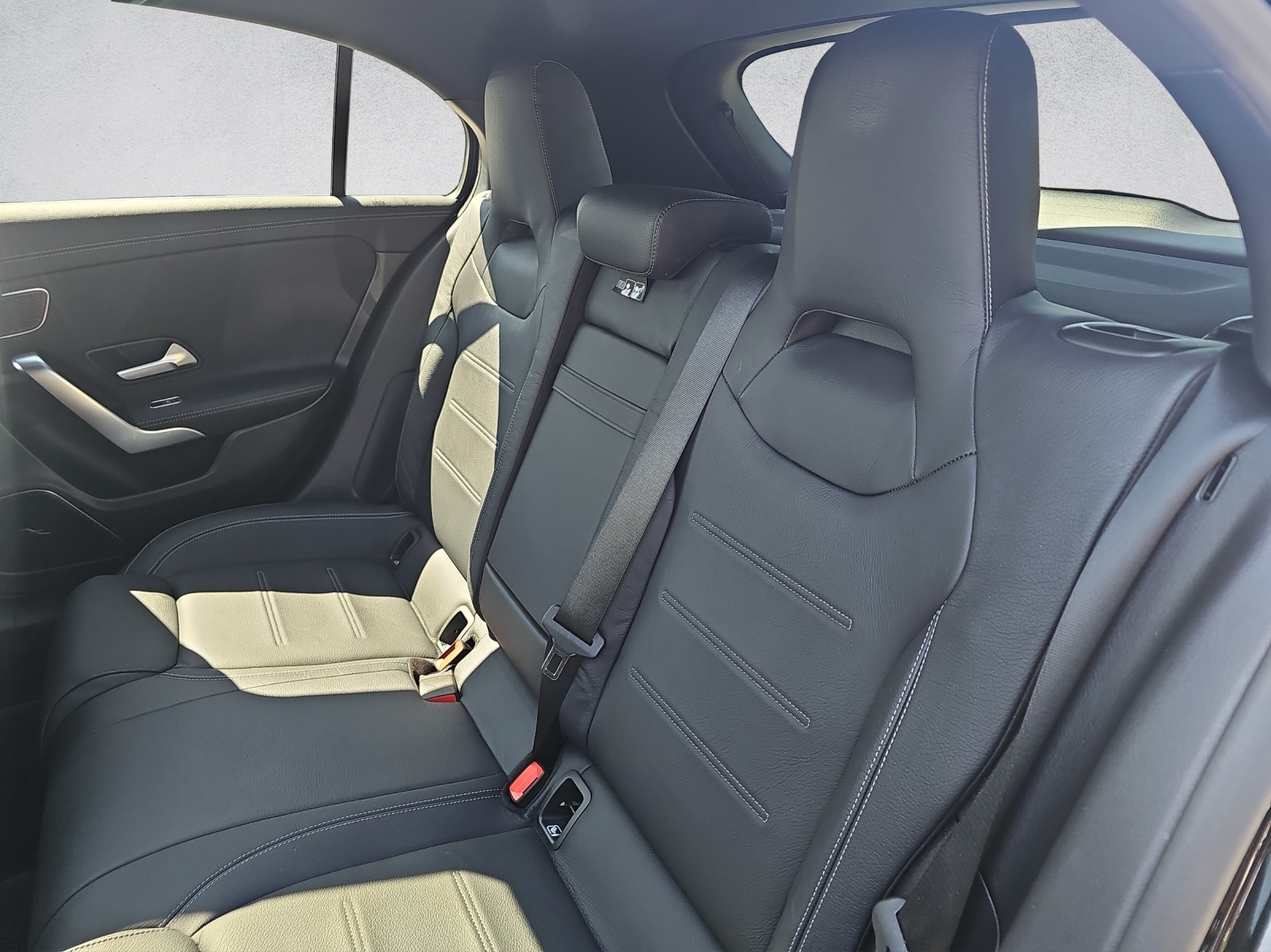MERCEDES-BENZ A 35 AMG 4Matic Speedshift-image-11